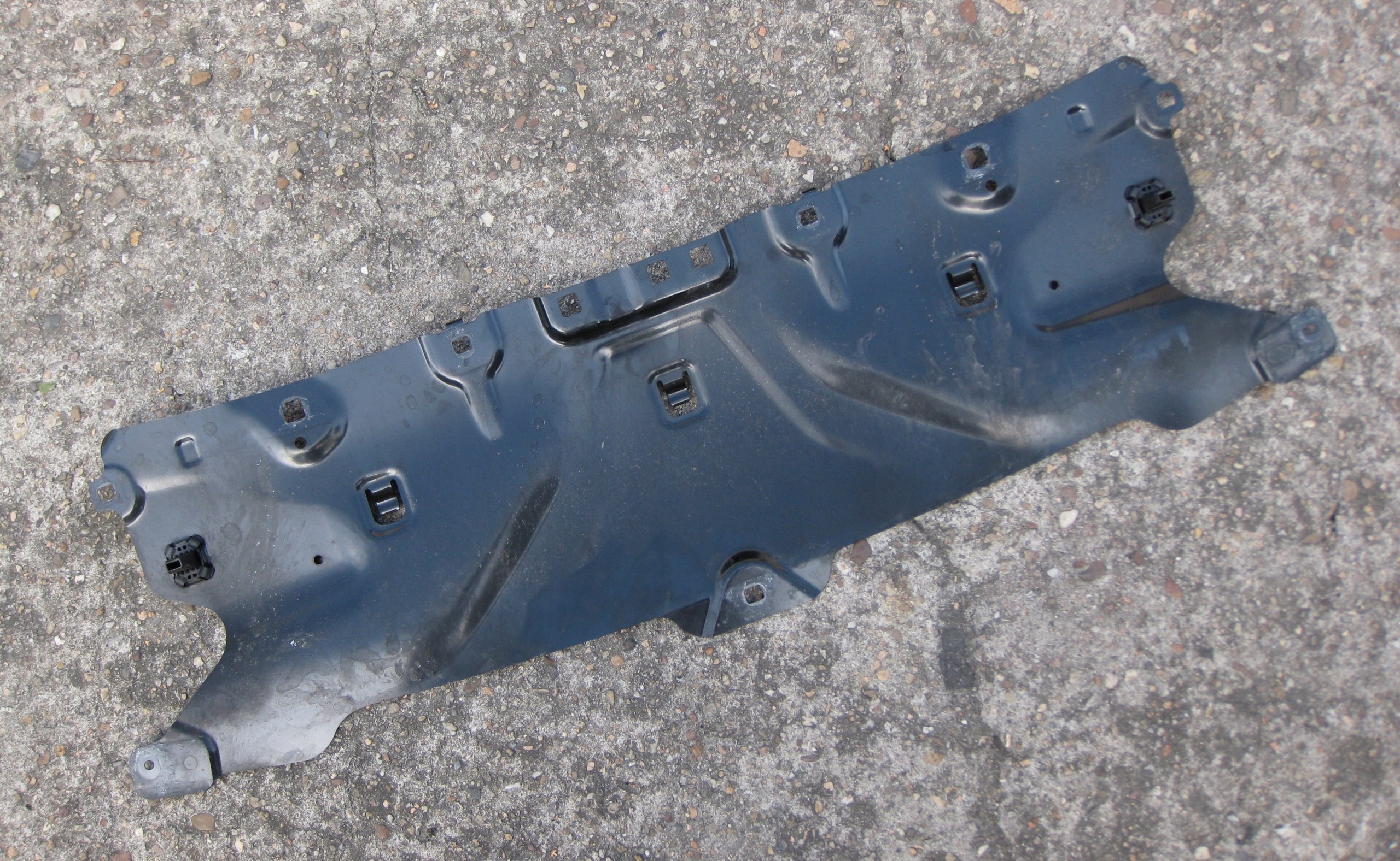 BMW 5 G30 3.0D 19R sider bar, wall front upper 51647435938