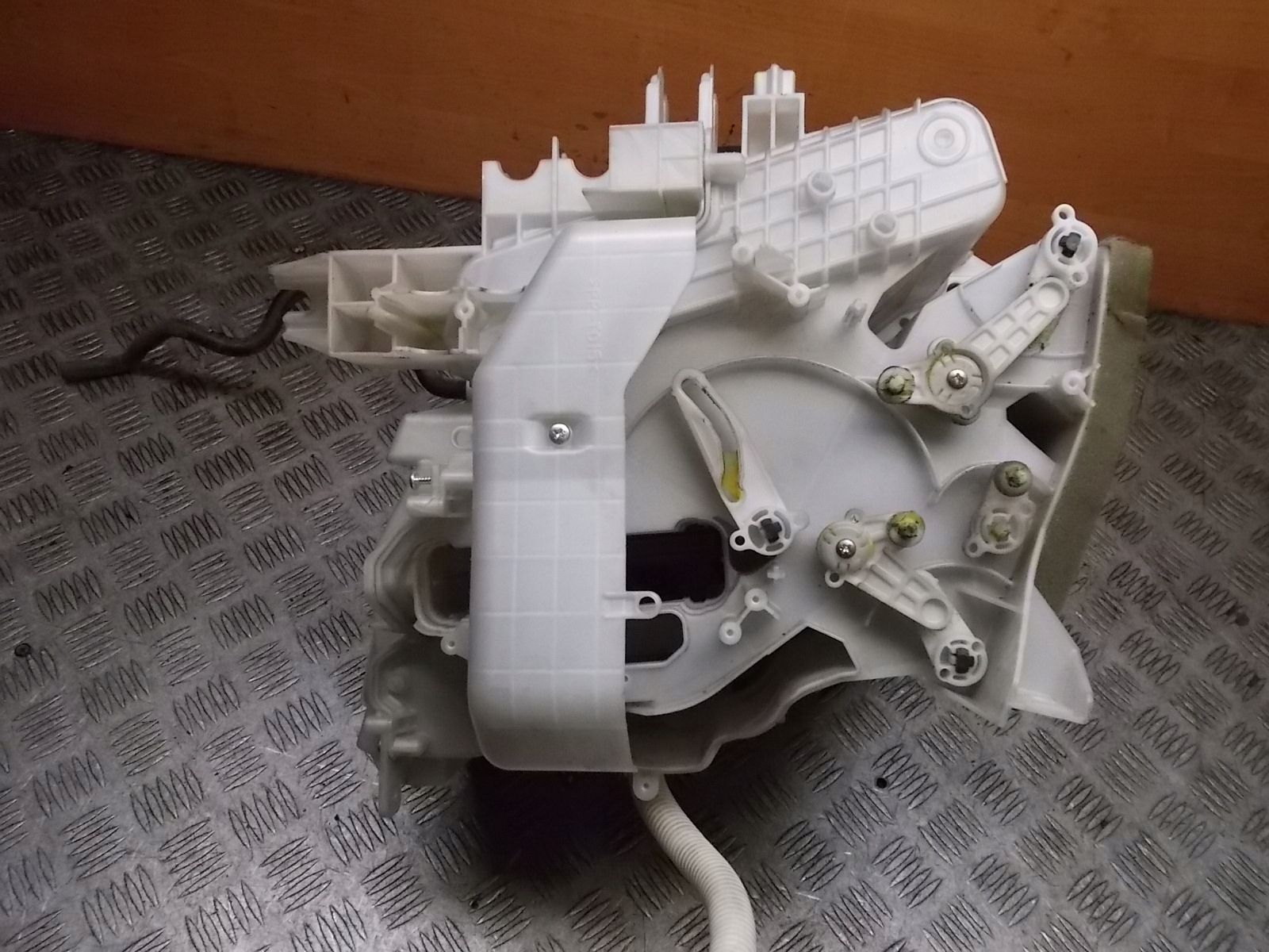 КОРПУС ОБОГРЕВАТЕЛЯ SUBARU OUTBACK IV