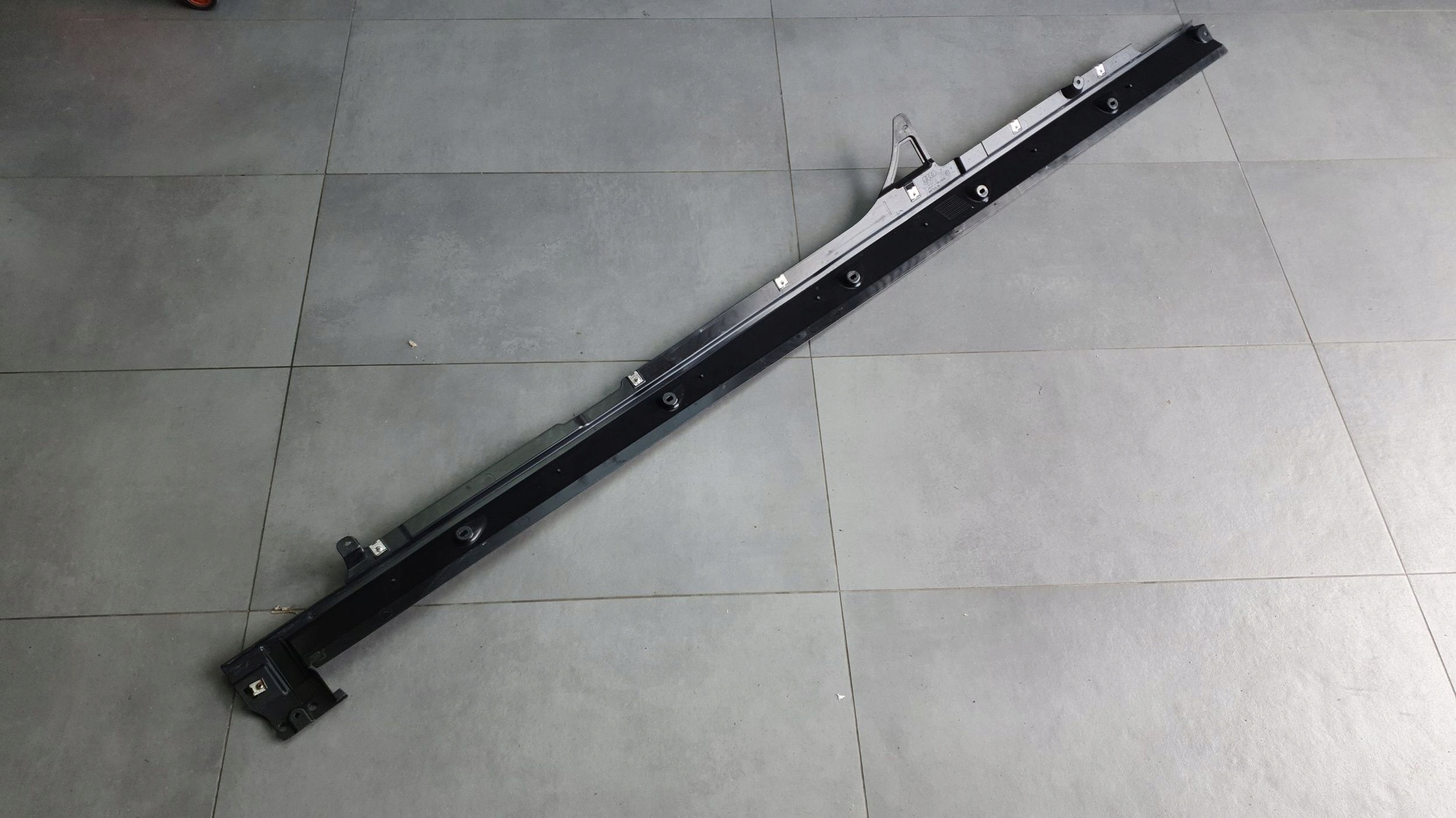 Audi Q8 cover chassis side left 4M8825211