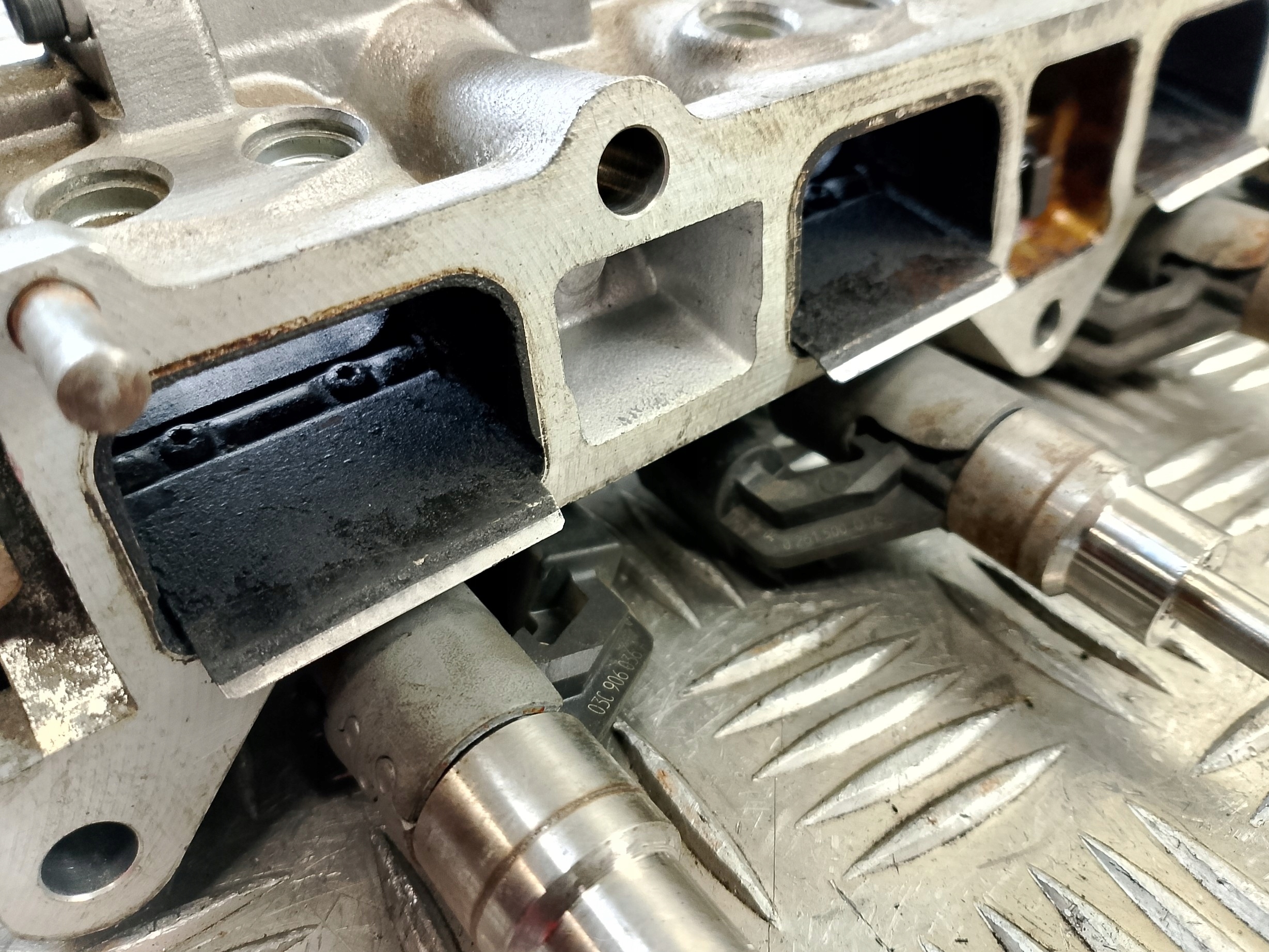 Saugrohr Unterteil + Einspritzdüse VW GOLF V 5 1.6 B 03C 133 204 AA
