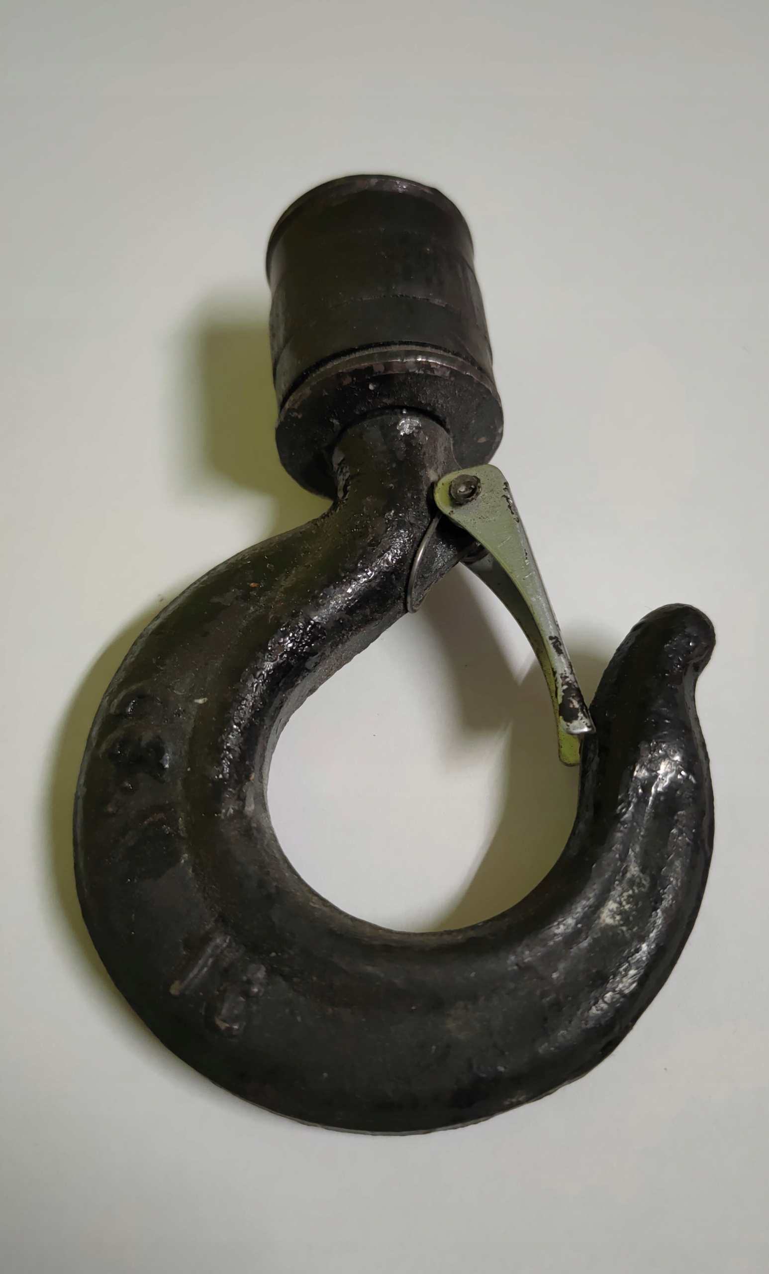 

Hak 1 tona z uchem z zabezpieczeniem 1 szt