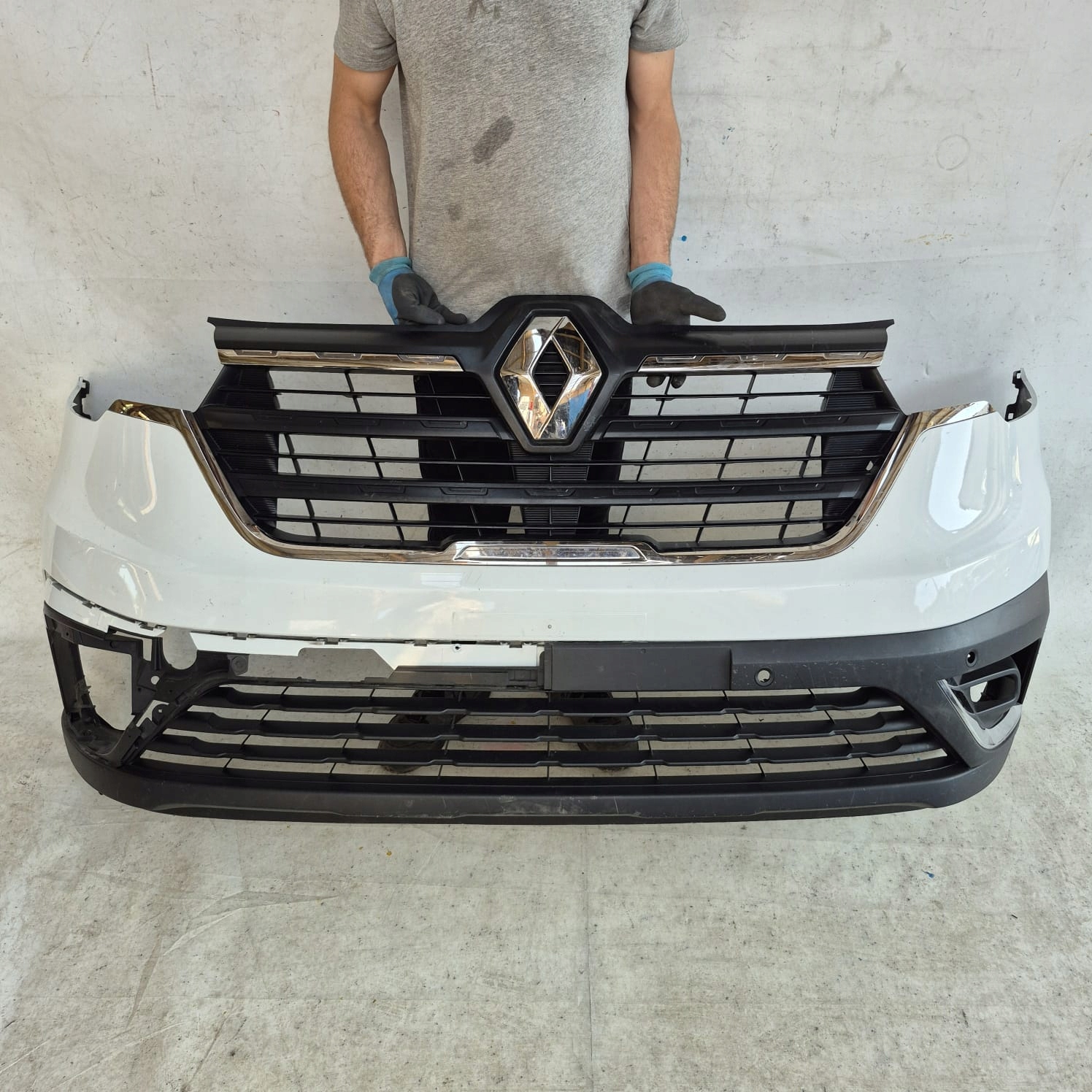 RENAULT TRAFIC IV 21- bumper front front grill 620226941R