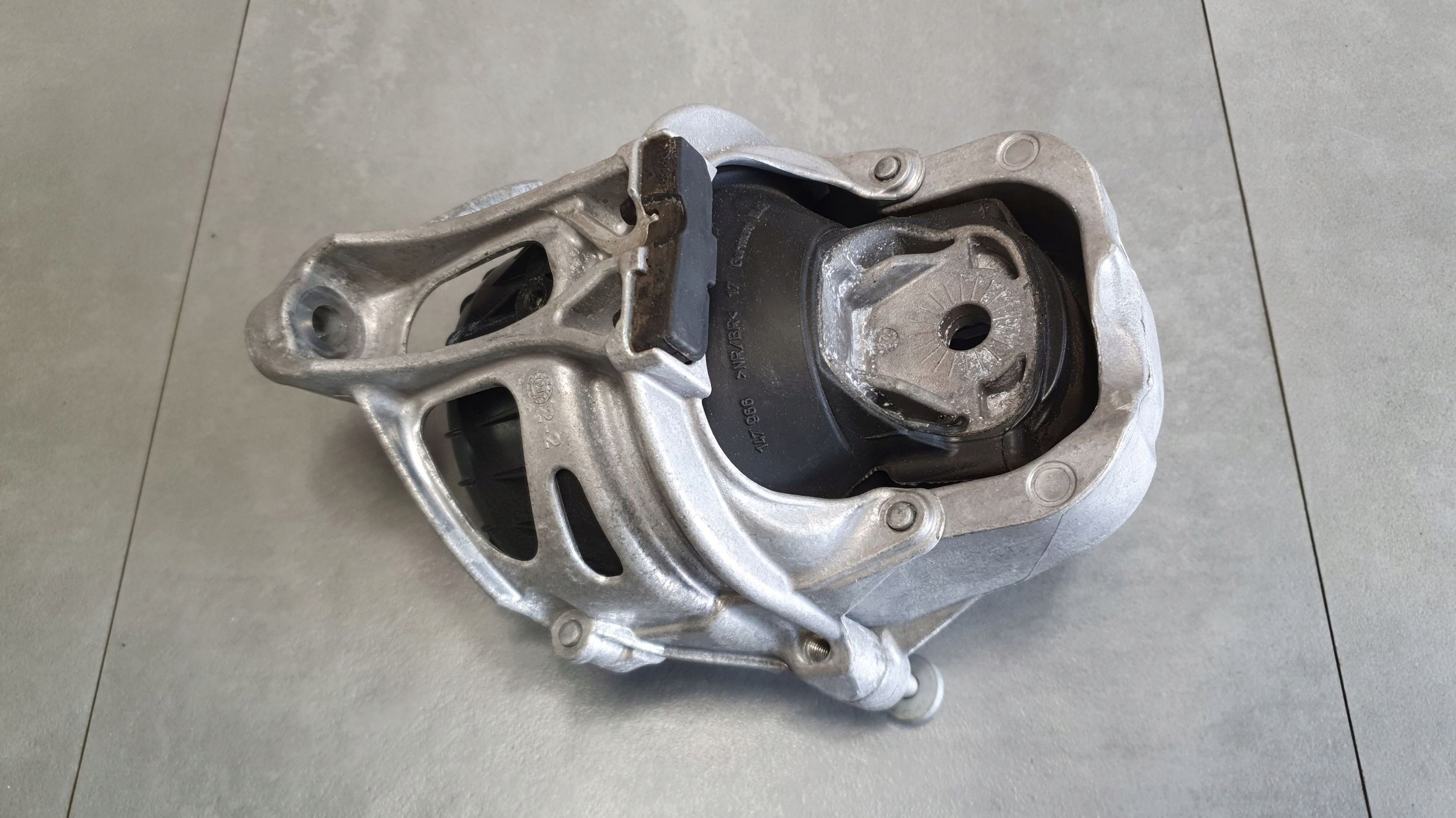 Audi Q8 holder engine mount 4M0199372FF