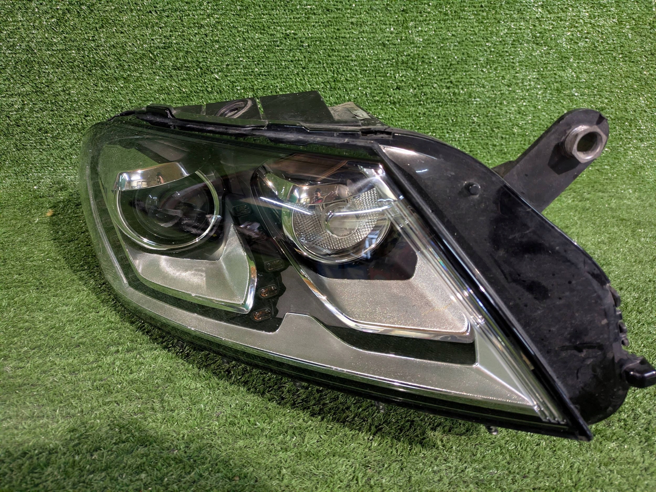 REFLEKTOR right front VW PASSAT B7 BI-XENON NR.1077
