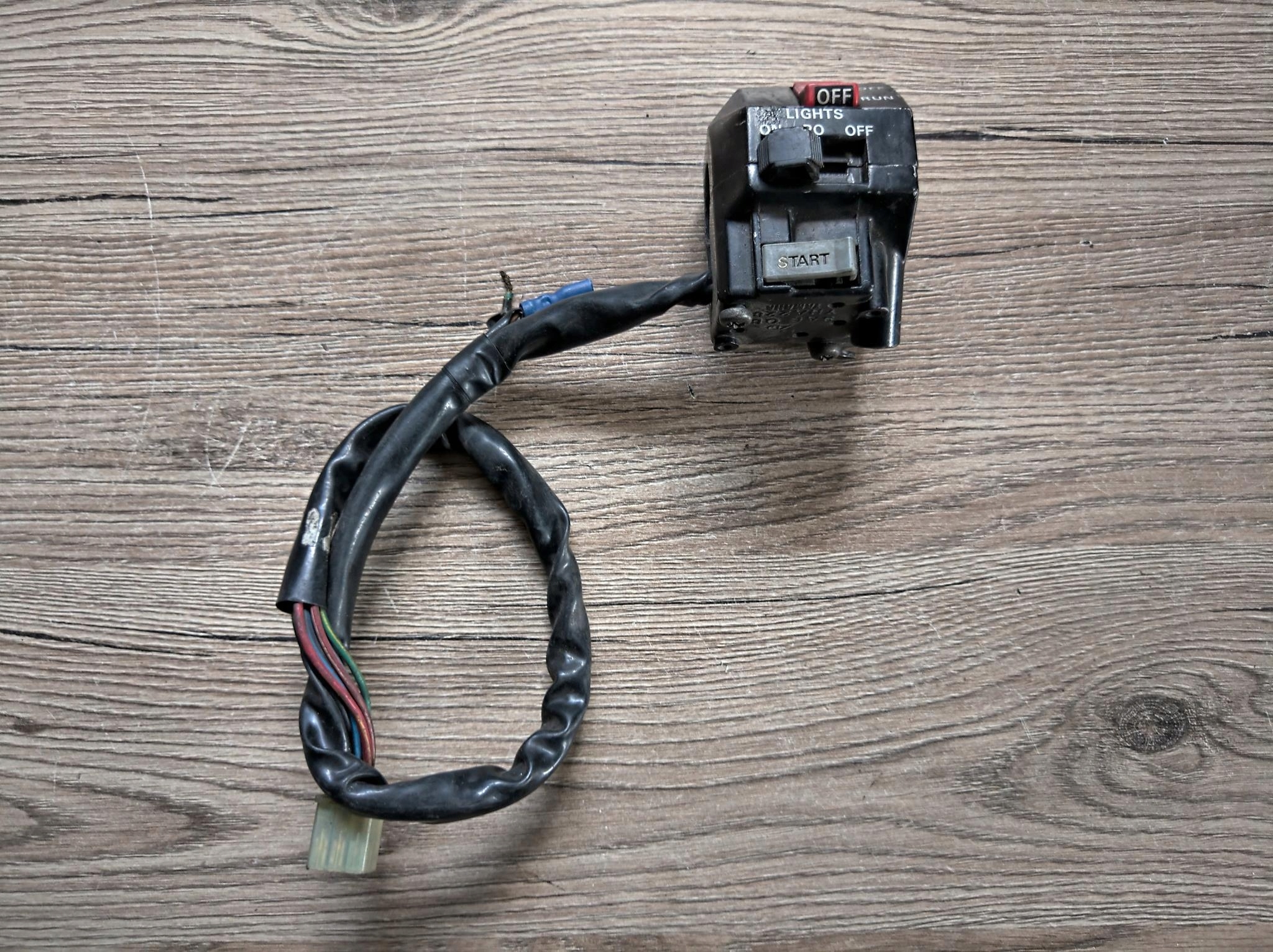 YAMAHA FZR 1000 PRZEŁĄCZNIK PRAWY