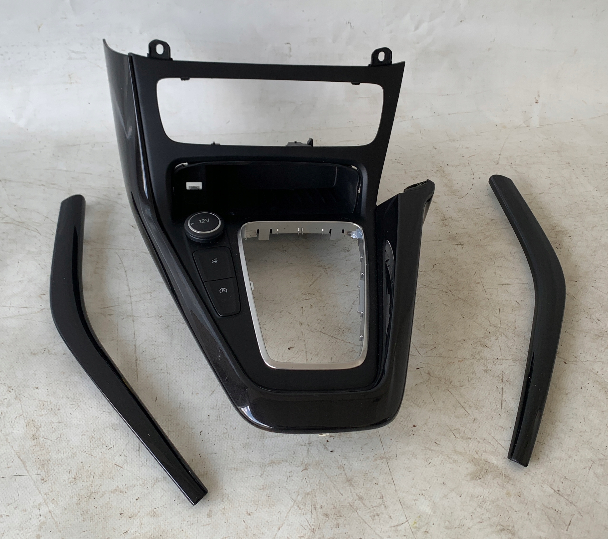 # DEKOR passenger compartment TUNELU SRODKOWEGO FORD FOCUS MK3