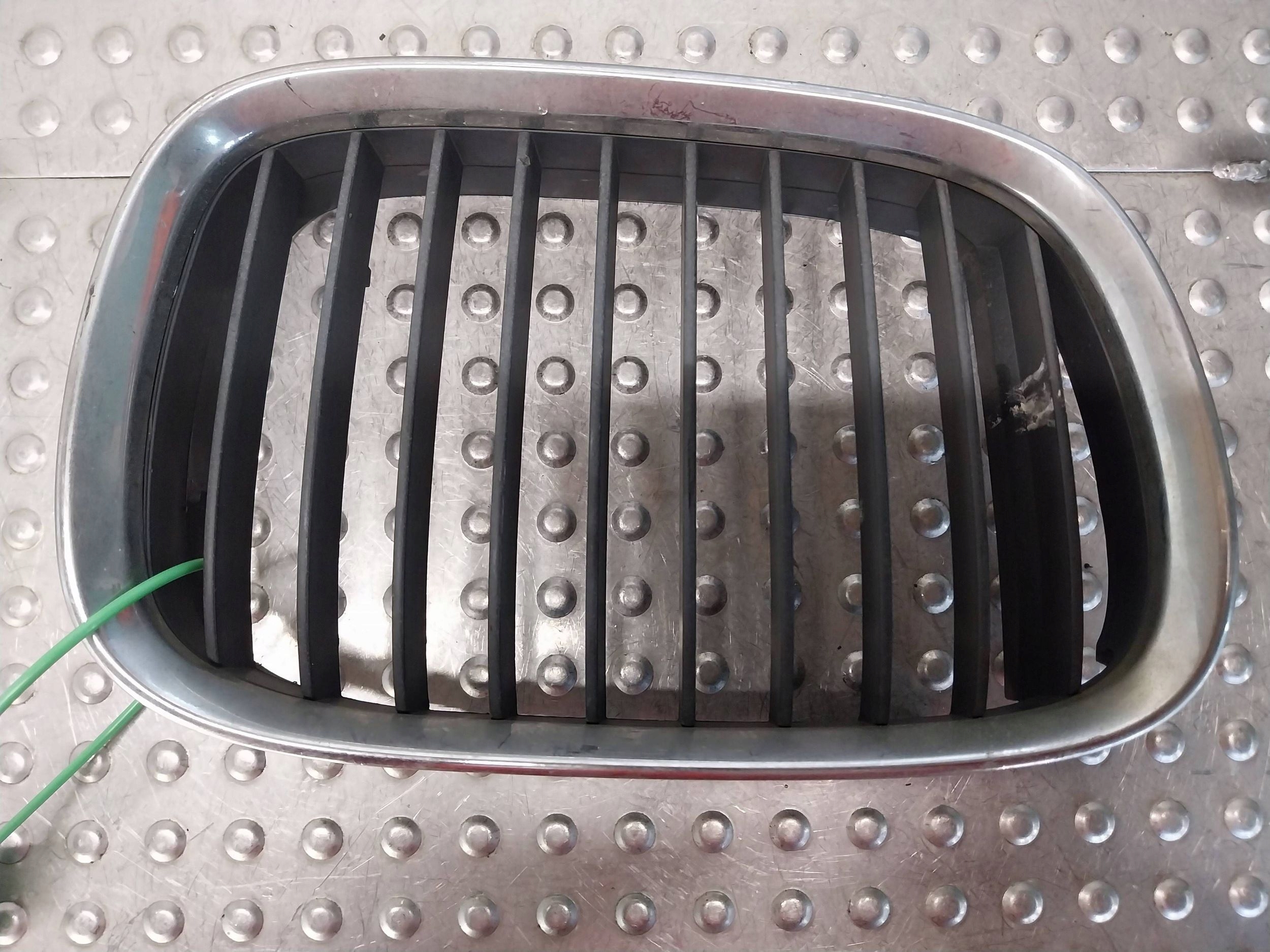 CHROM ATRAPY hűtőrács hip pack jobb 8159312 BMW 5 E39