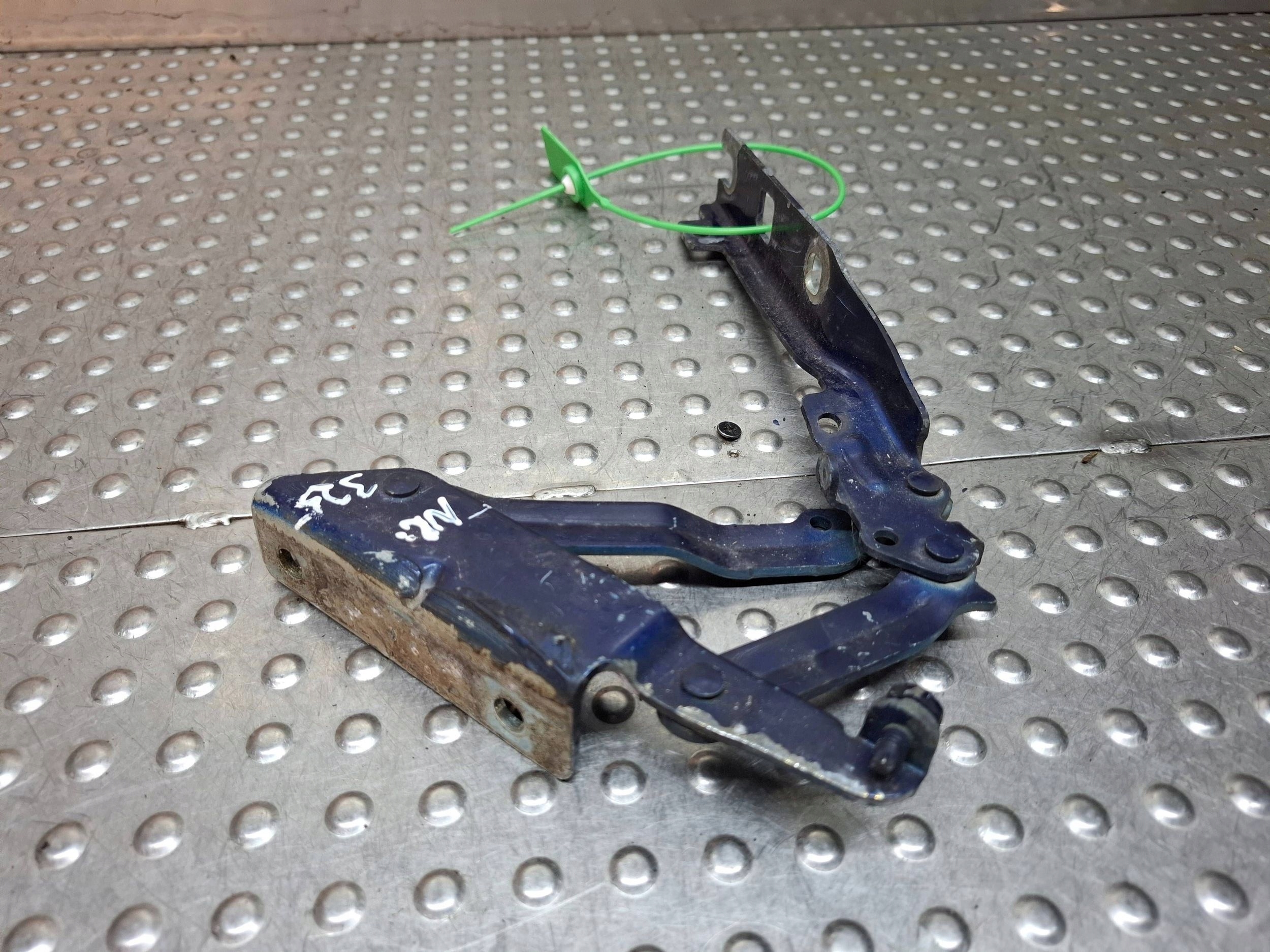 hinge bonnets right front 1K0823302C VW GOLF V