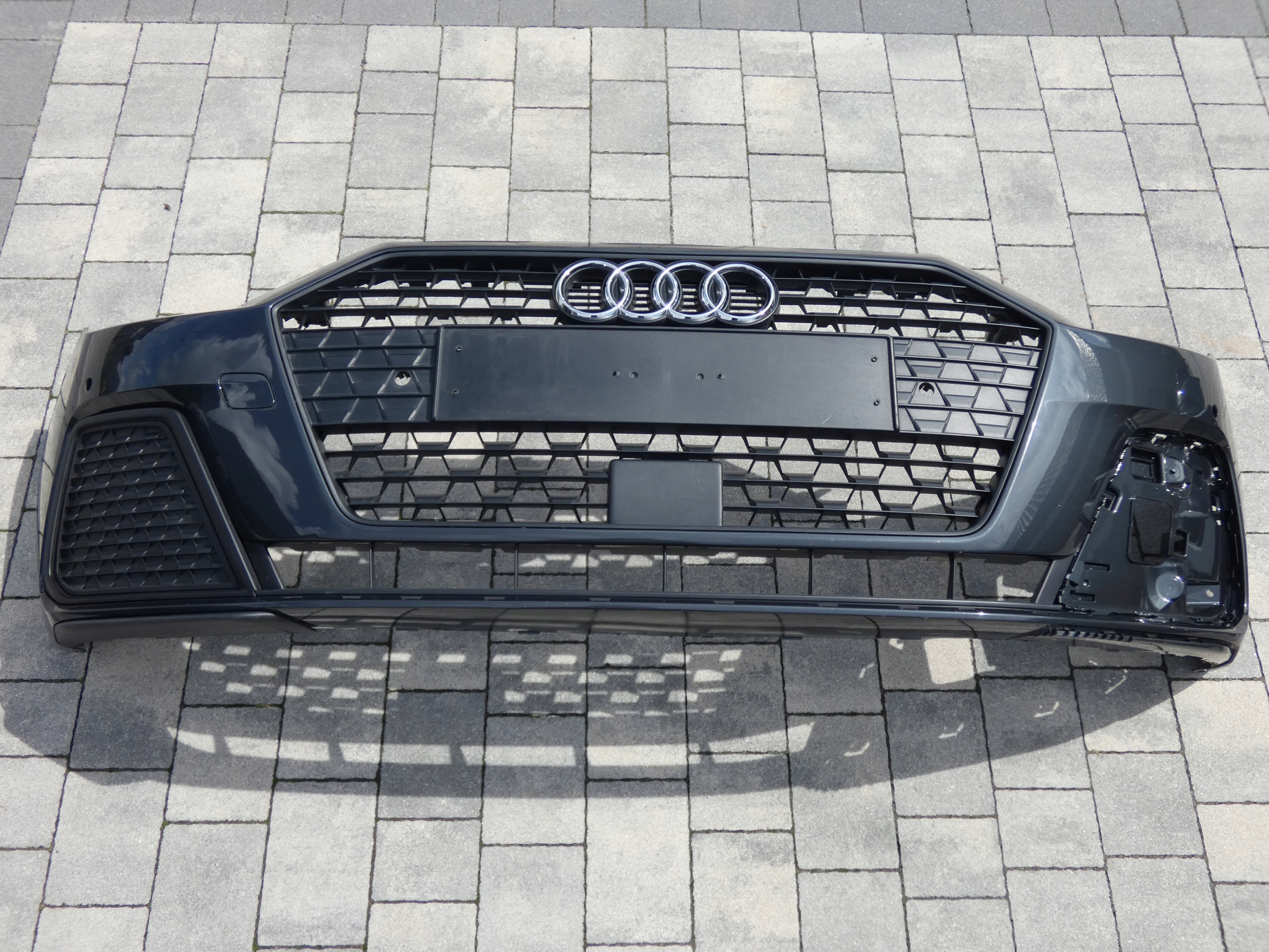 Audi OE 82A853653 решетка радиатора