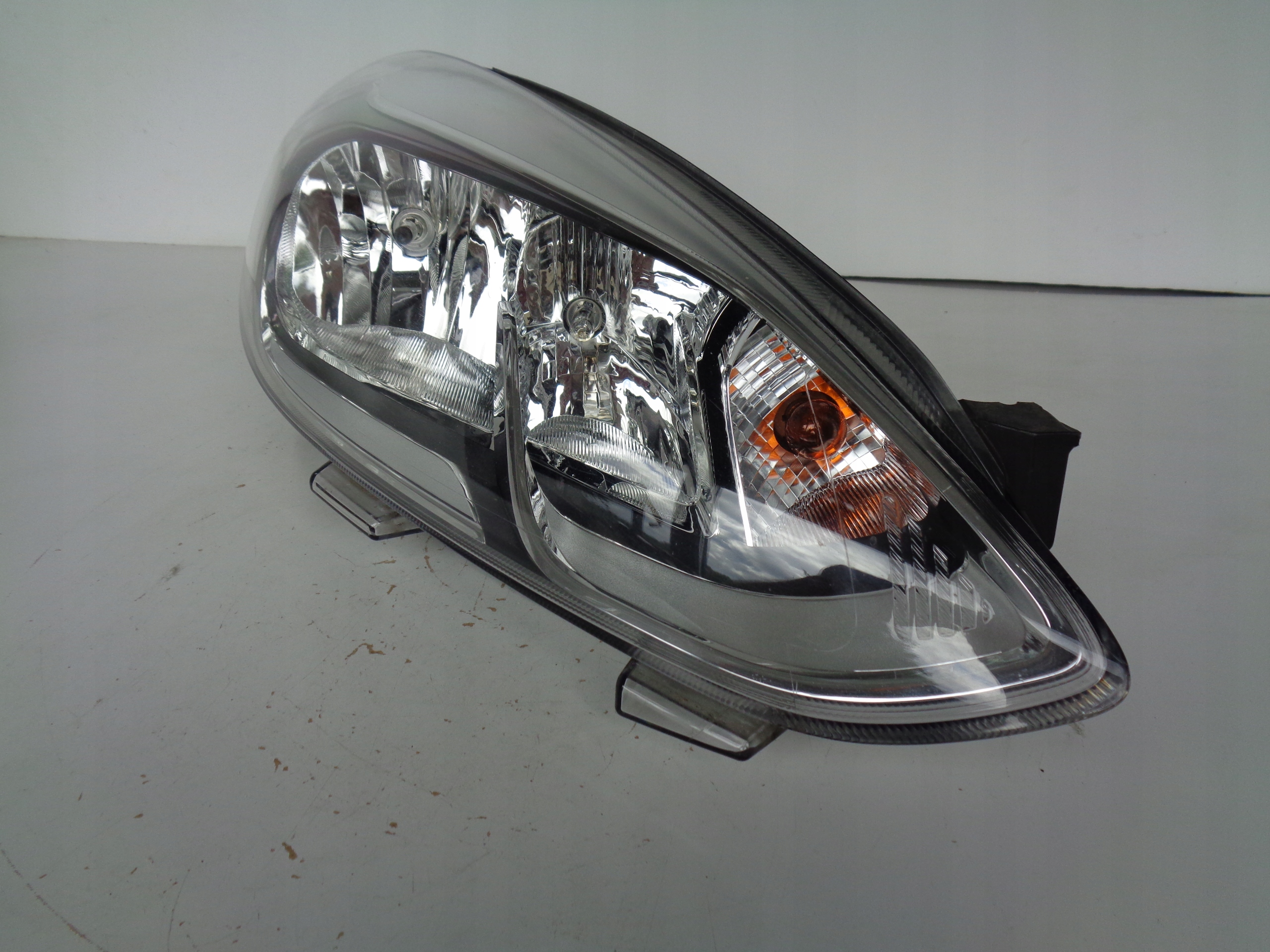 light right REFLEKTOR FORD FIESTA MK8 17