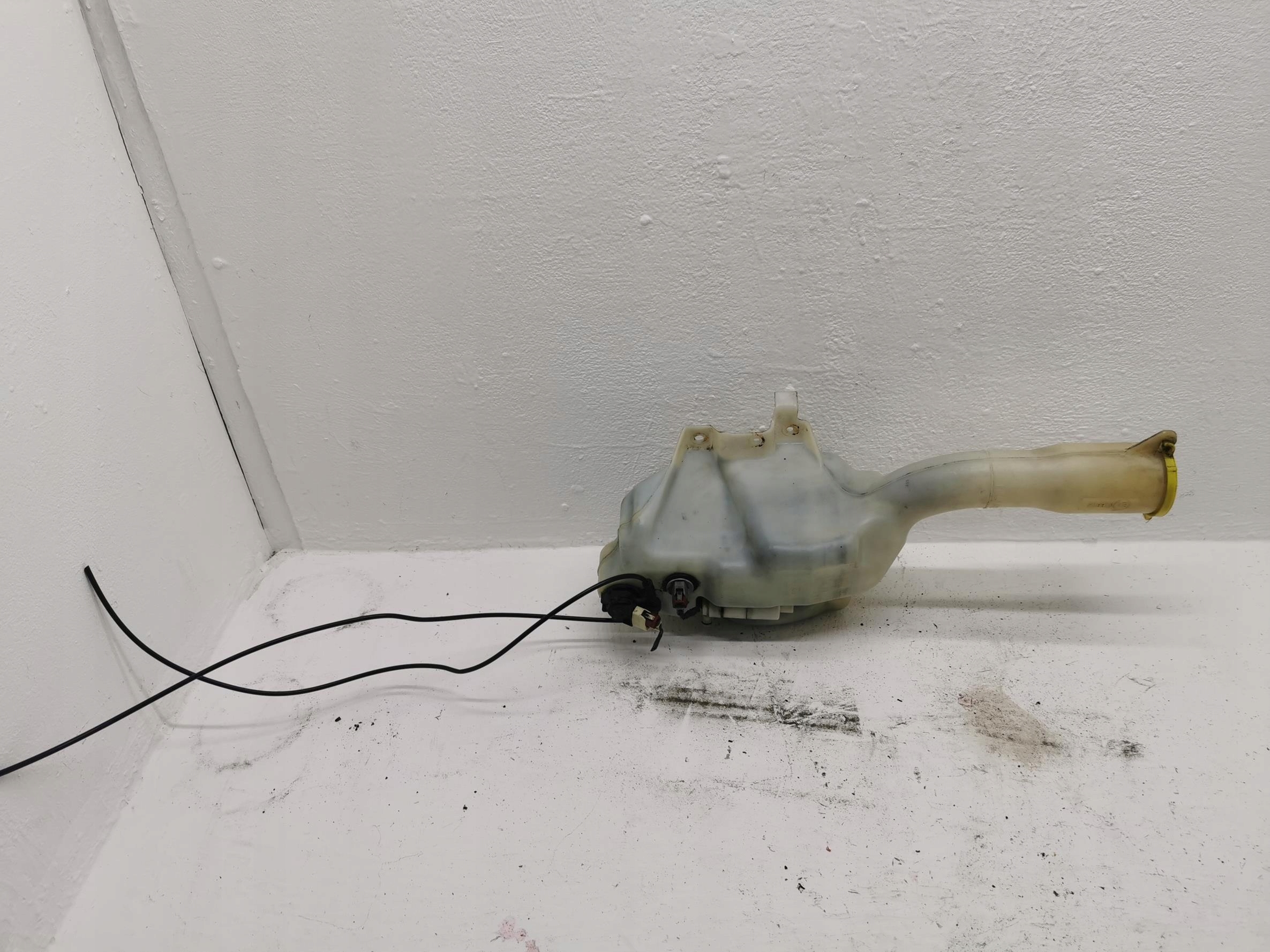 washer fluid tank CHRYSLER 300C 04805740AA