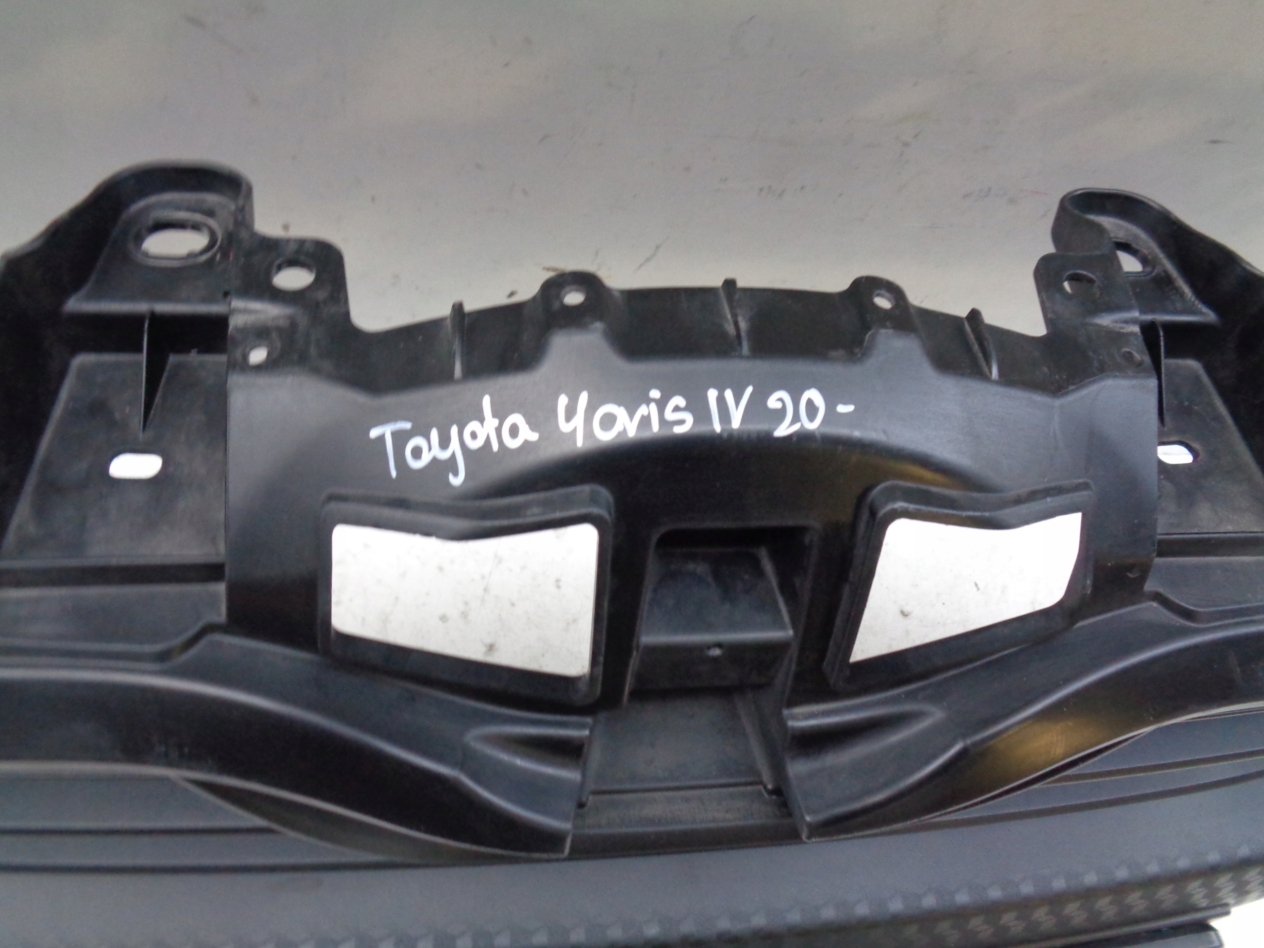 front PREKLADgrill TOYOTA YARIS IV 20