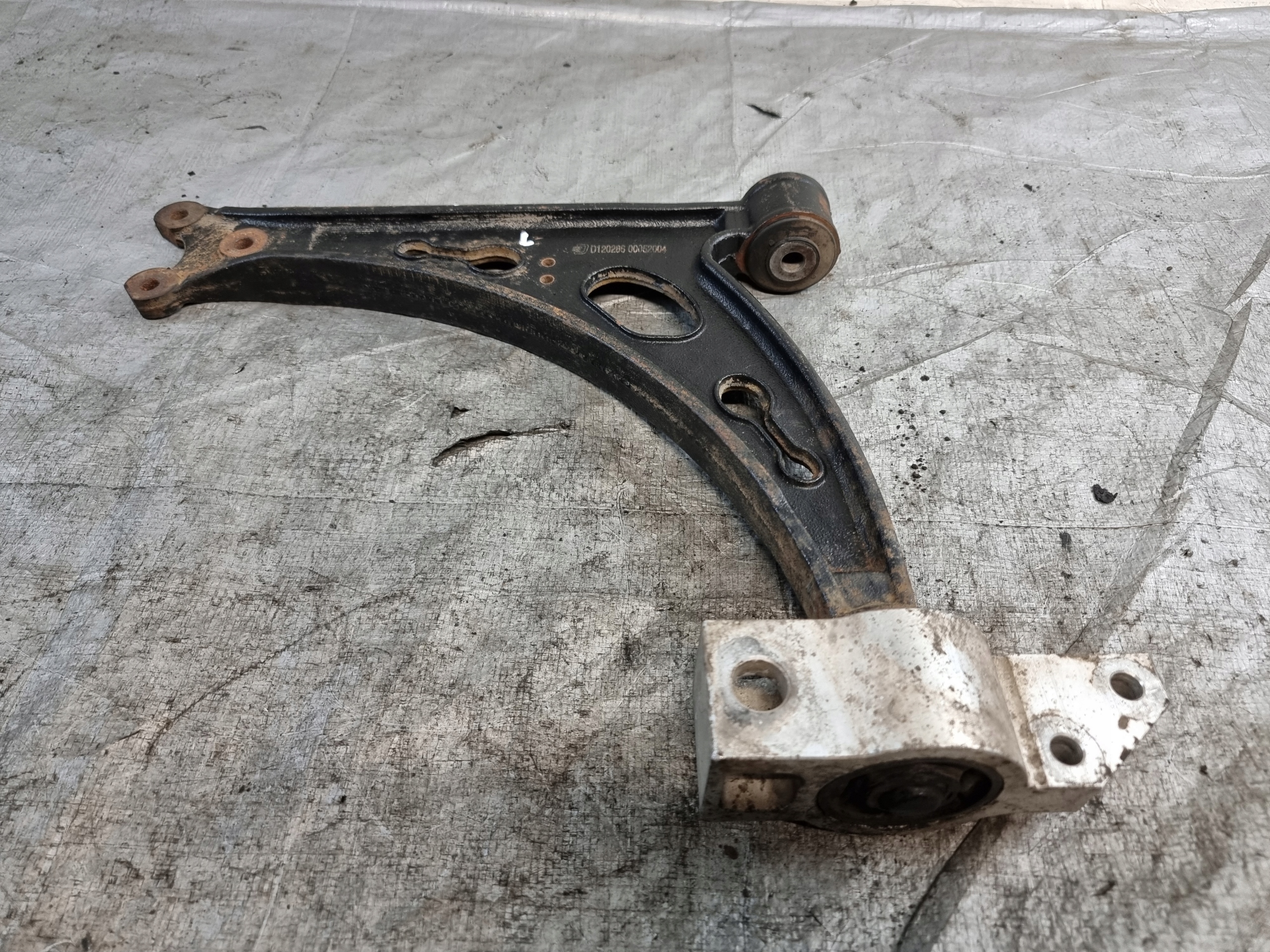 arm left front SEAT ALTEA 05r