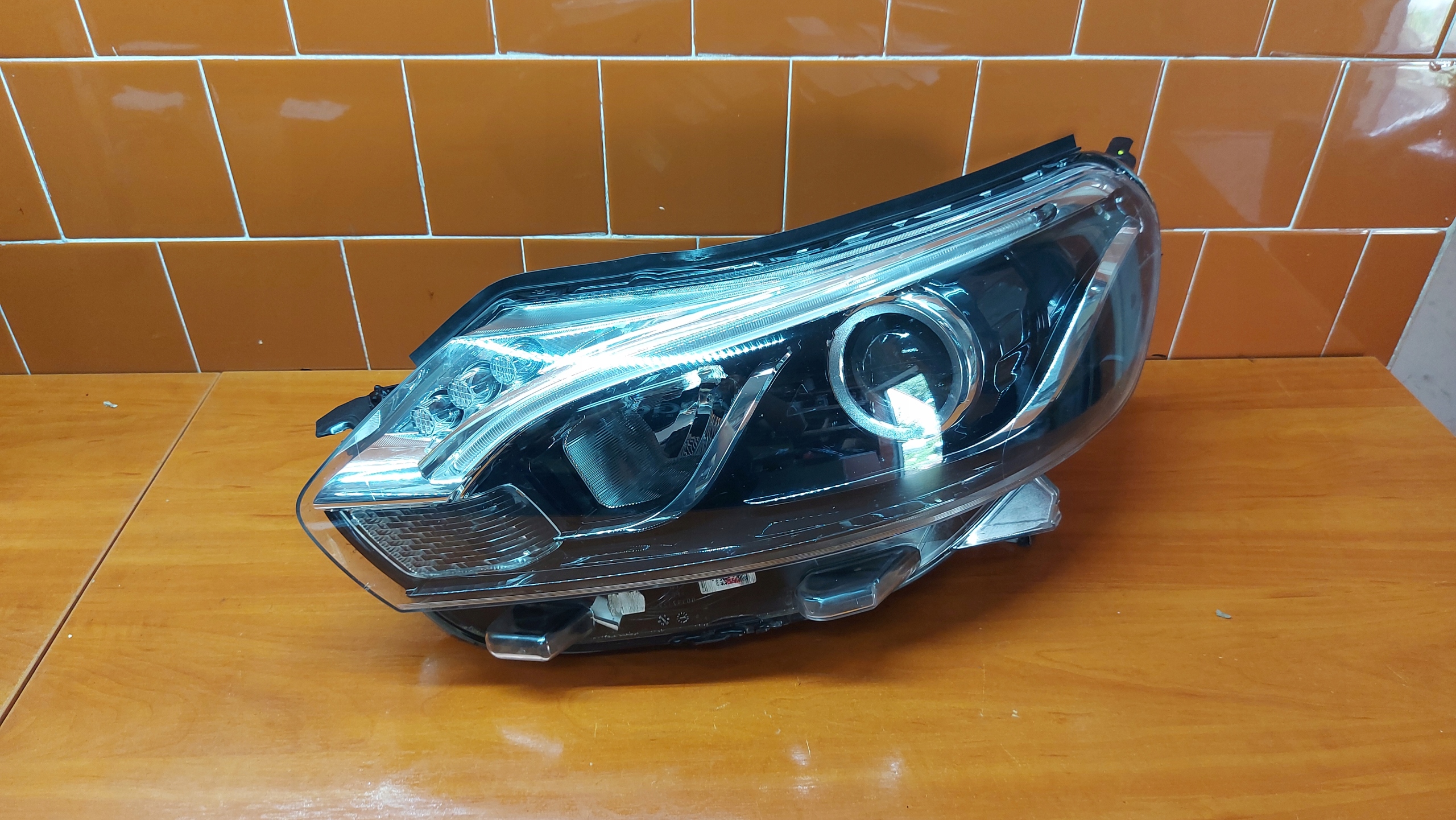REFLEKTOR light left left front front TOYOTA PROACE 16- XENON