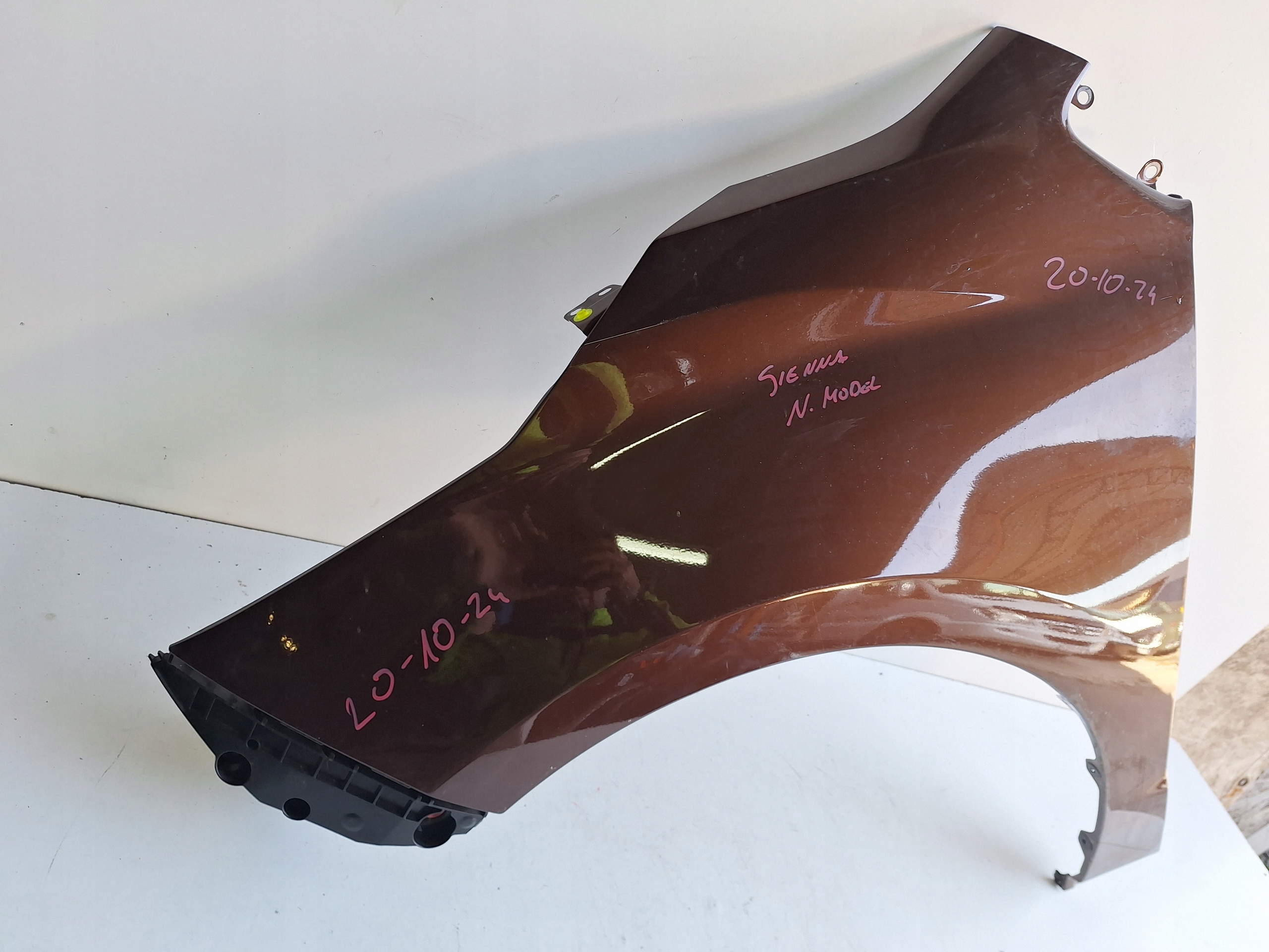 TOYOTA SIENNA 2022-> fender left 4U3