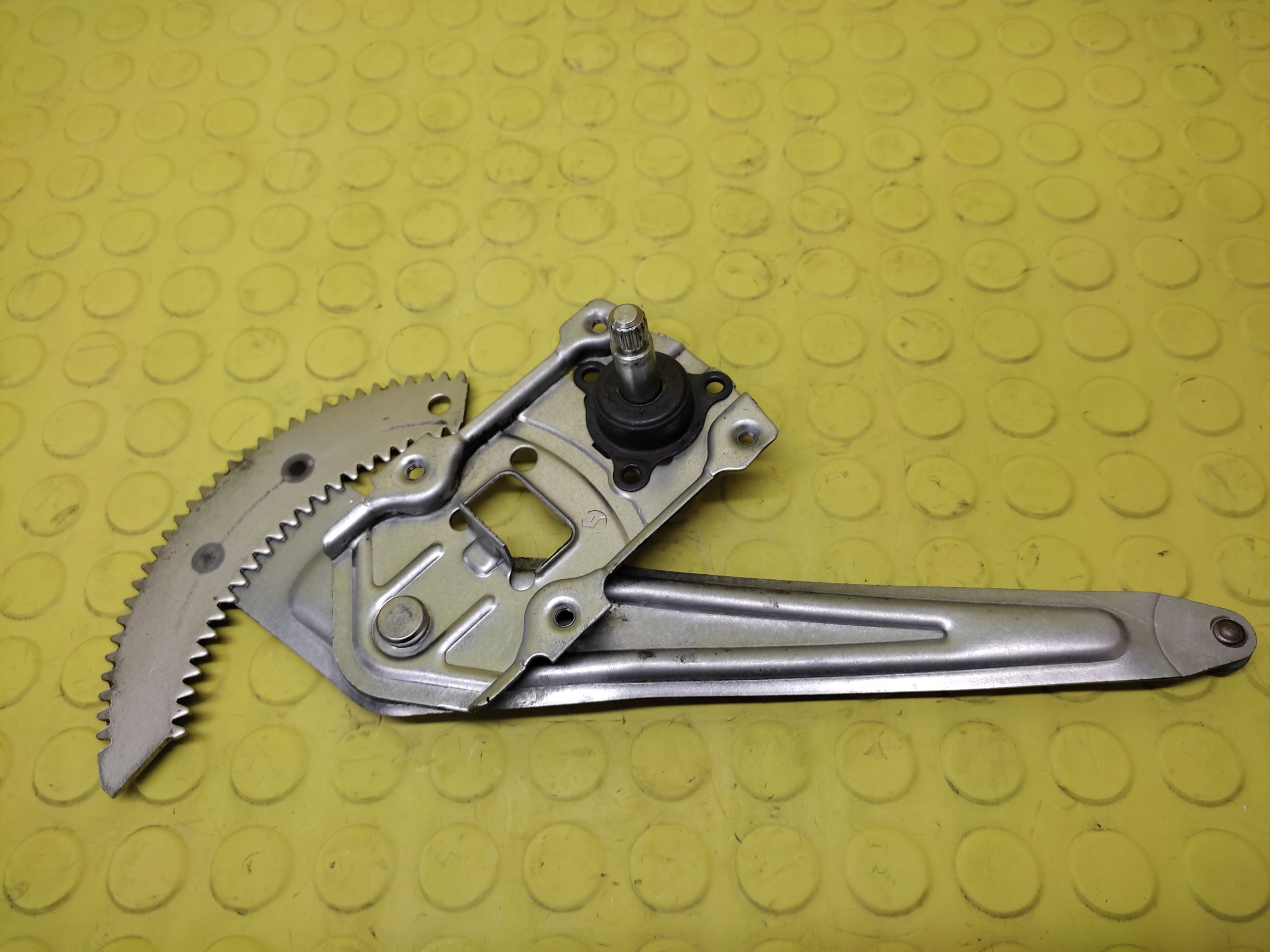 DAIHATSU CUORE VII window regulator right rear part