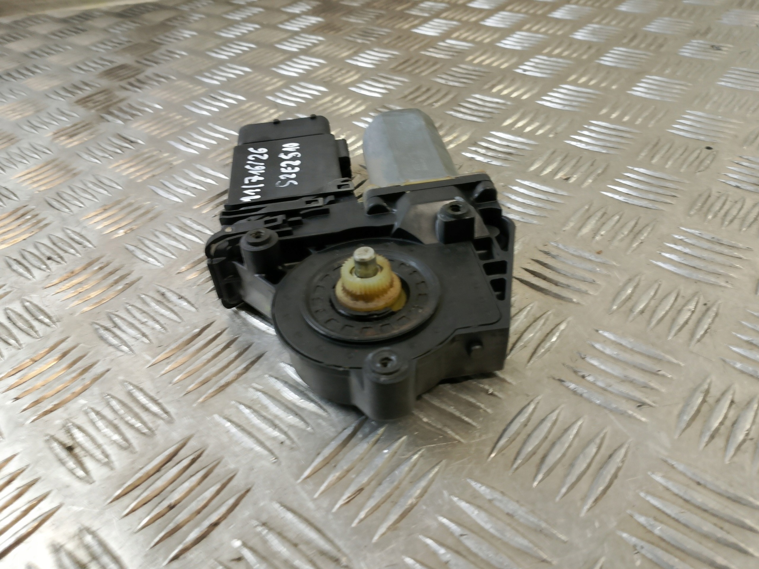 mini motor PODOSZENIA windows right front front VW PASSAT B5 0130821694