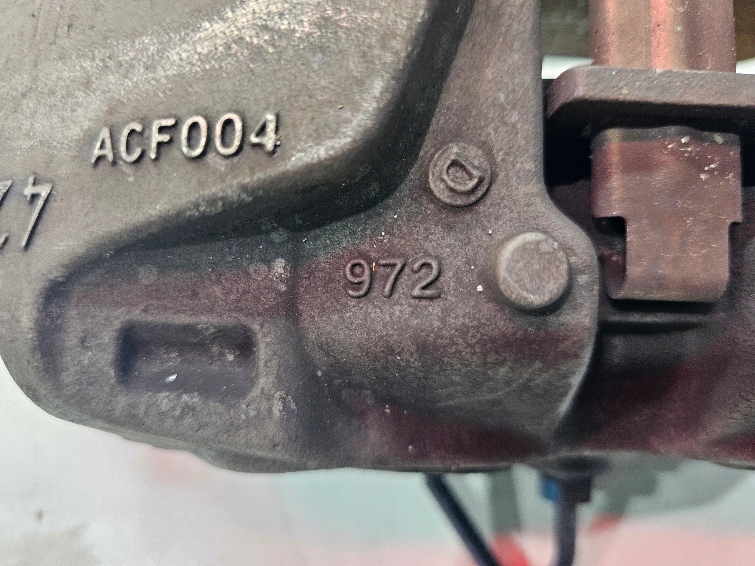 třmen brzdový pravý předek AUDI A4 A5 8W06DR 972