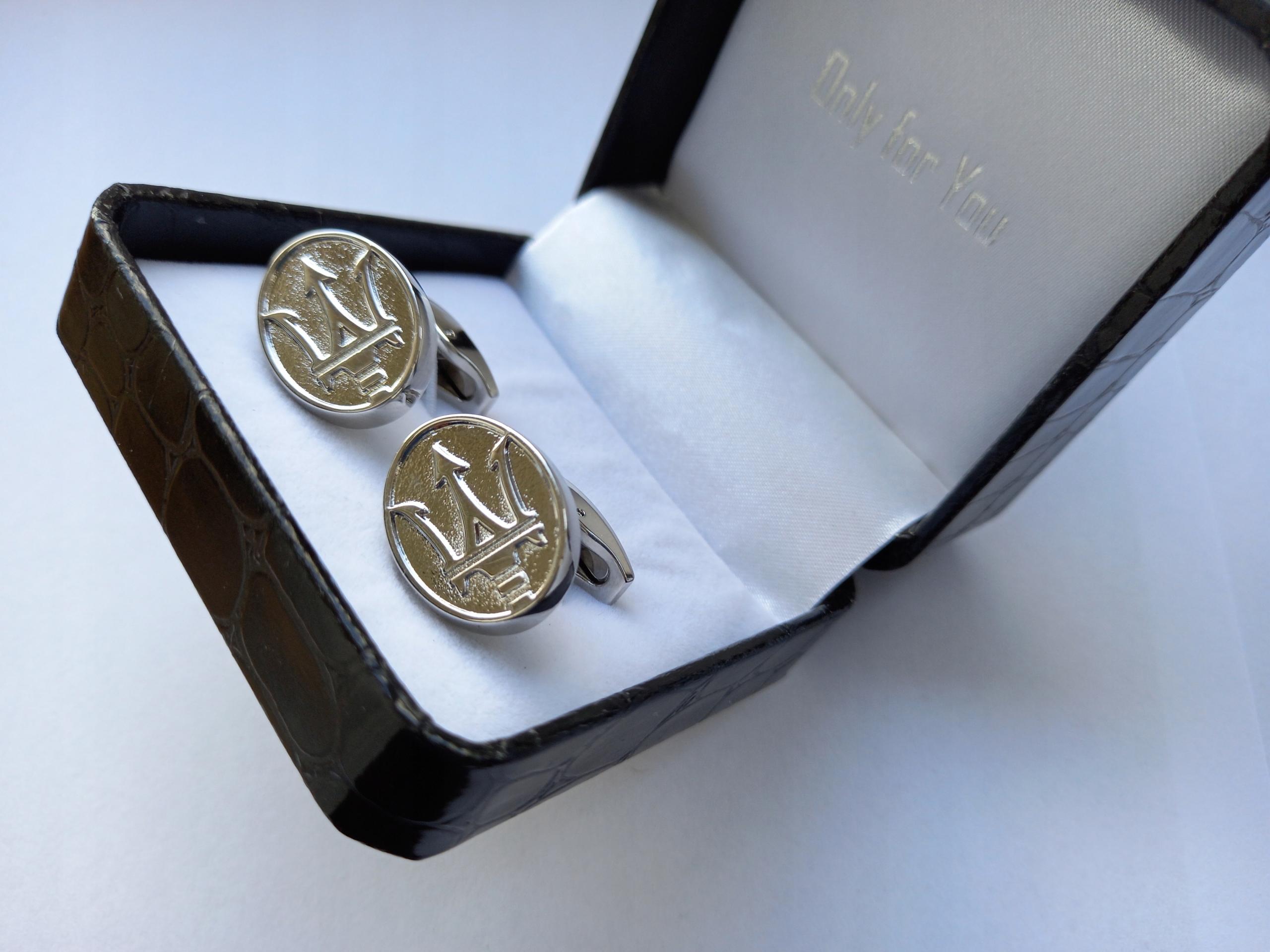 Stříbrné manžetové knoflíčky Exciting Maserati v luxusní krabičce Pouzdro