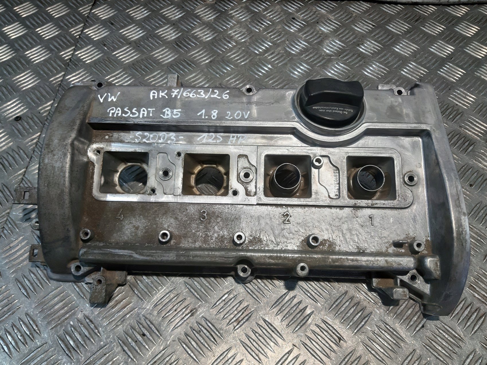 Abdeckung der Ventile DES MOTORS VW PASSAT B5 1.8 ADR 058103475G