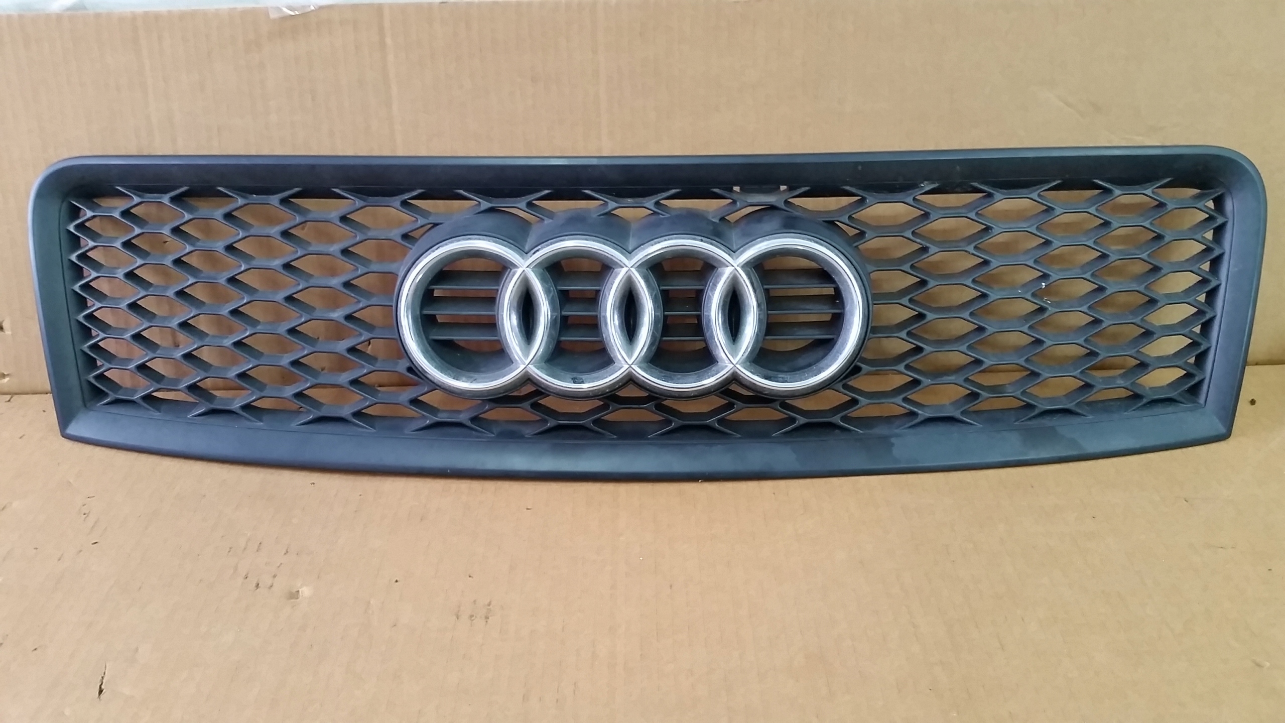 Audi RS6 A6 C5 4B3853651G grill atrapa