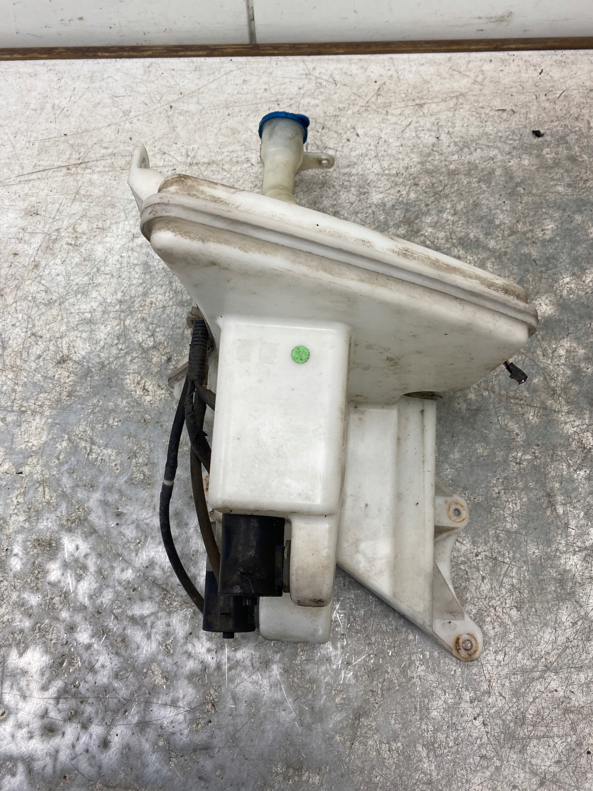 TOYOTA AURIS and 07r washer fluid tank