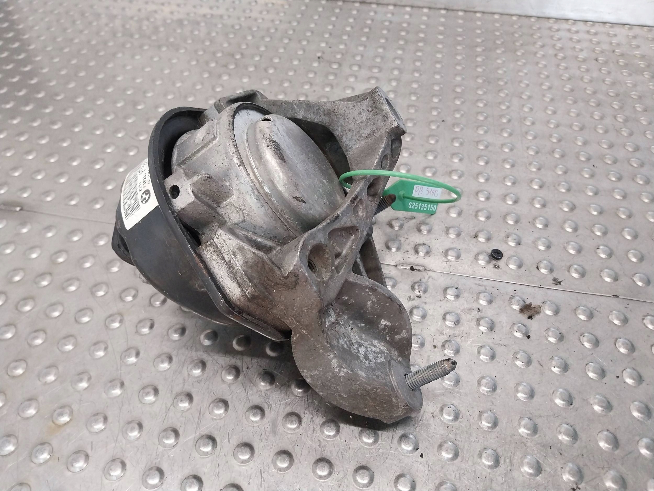 holder engine mount right 6758427 BMW 7 E65 E66 E67 3.0D