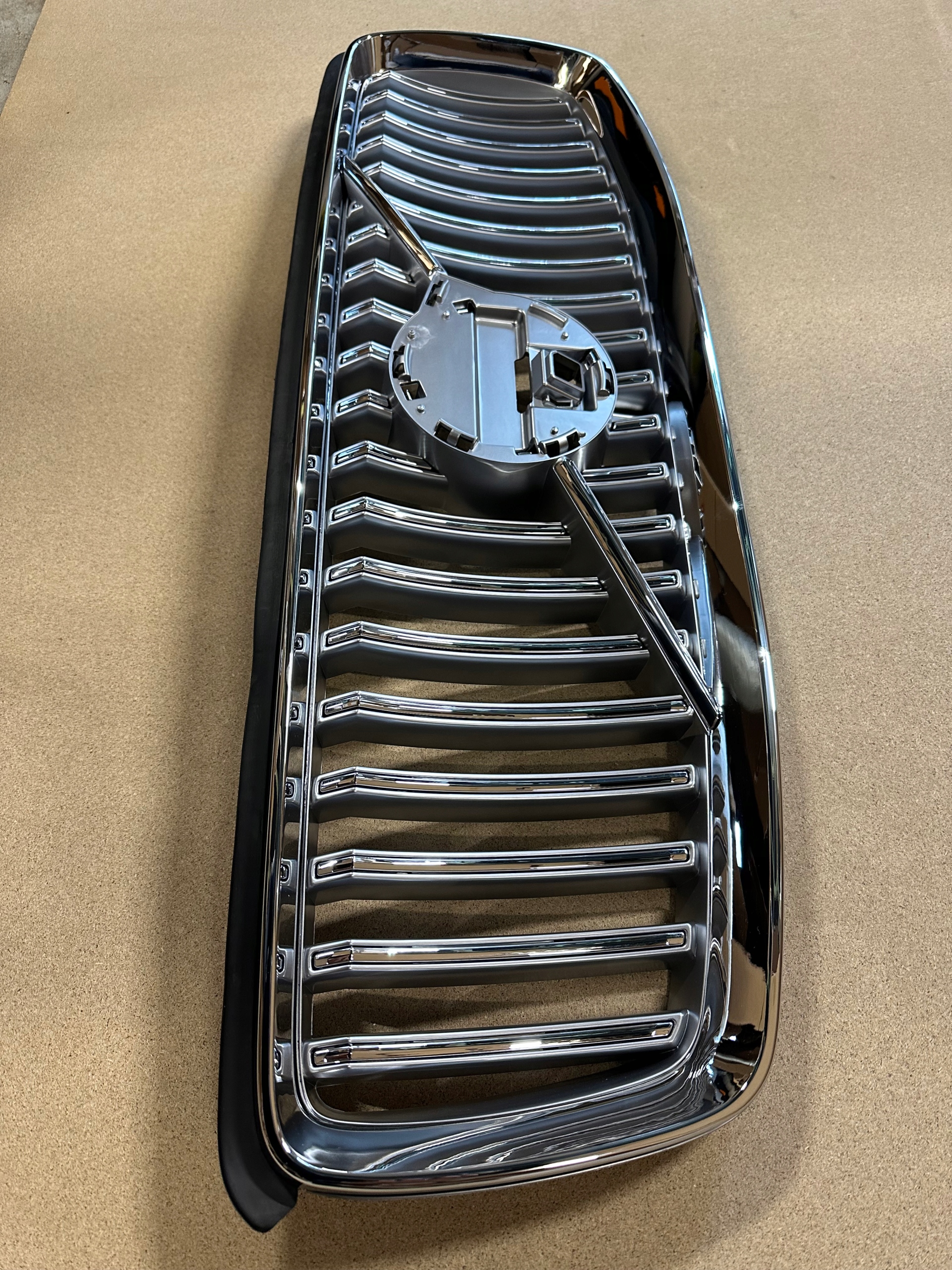 ATRAPA GRILL ZDERZAKA VOLVO XC90 II LIFT SREBRNY POD KAMERĘ 2019-2024 Producent części Inny