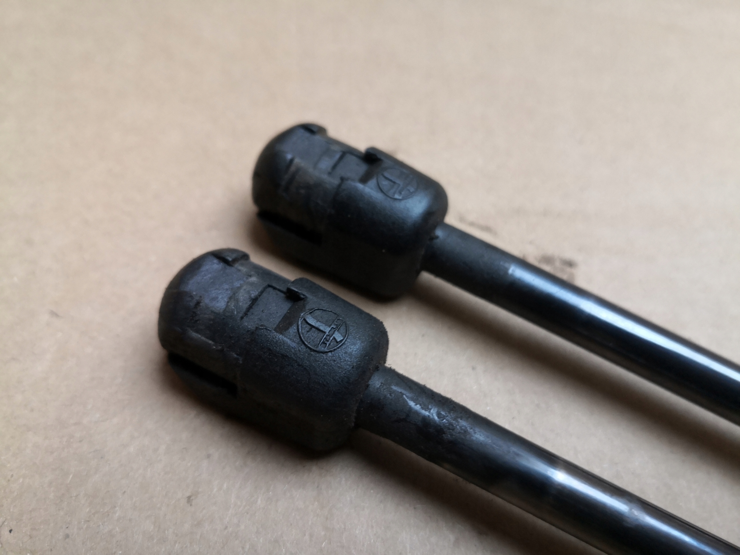 SILOWNIKI du capot MERCEDES W169 A1699800964