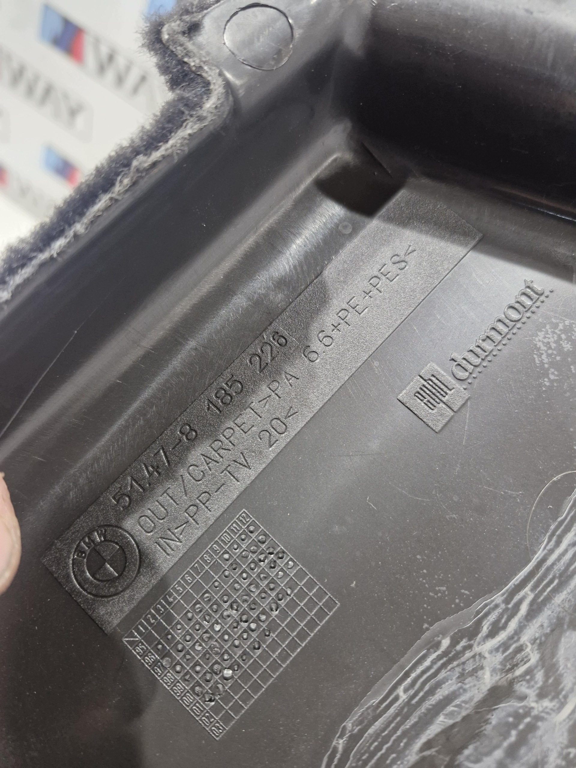 8185226 BMW E39 tapacír kufru pravý záď cerný