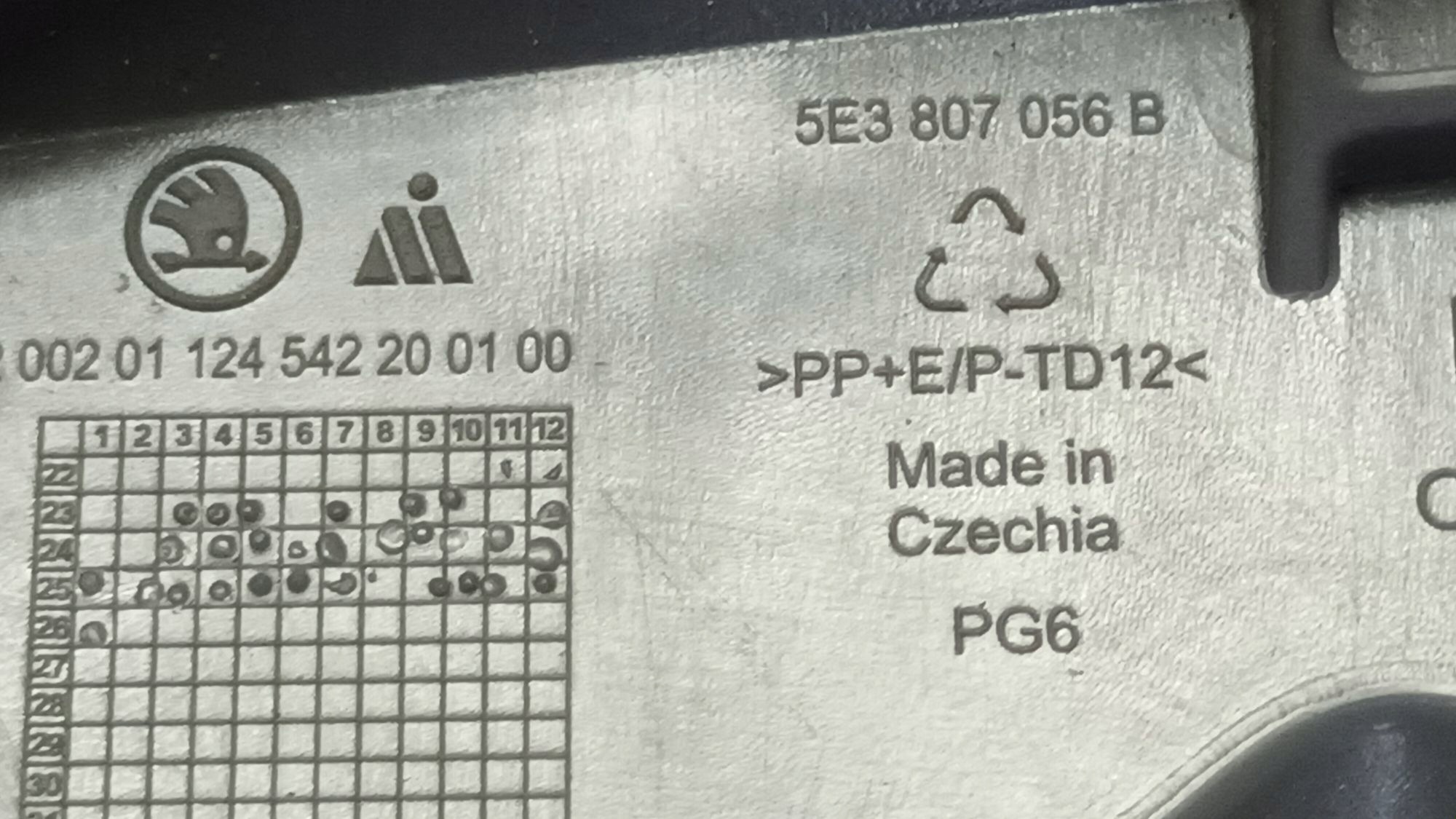 rechts oder links halter der spritzdüse stütze SKODA OCTAVIA IV LIFT 2024->