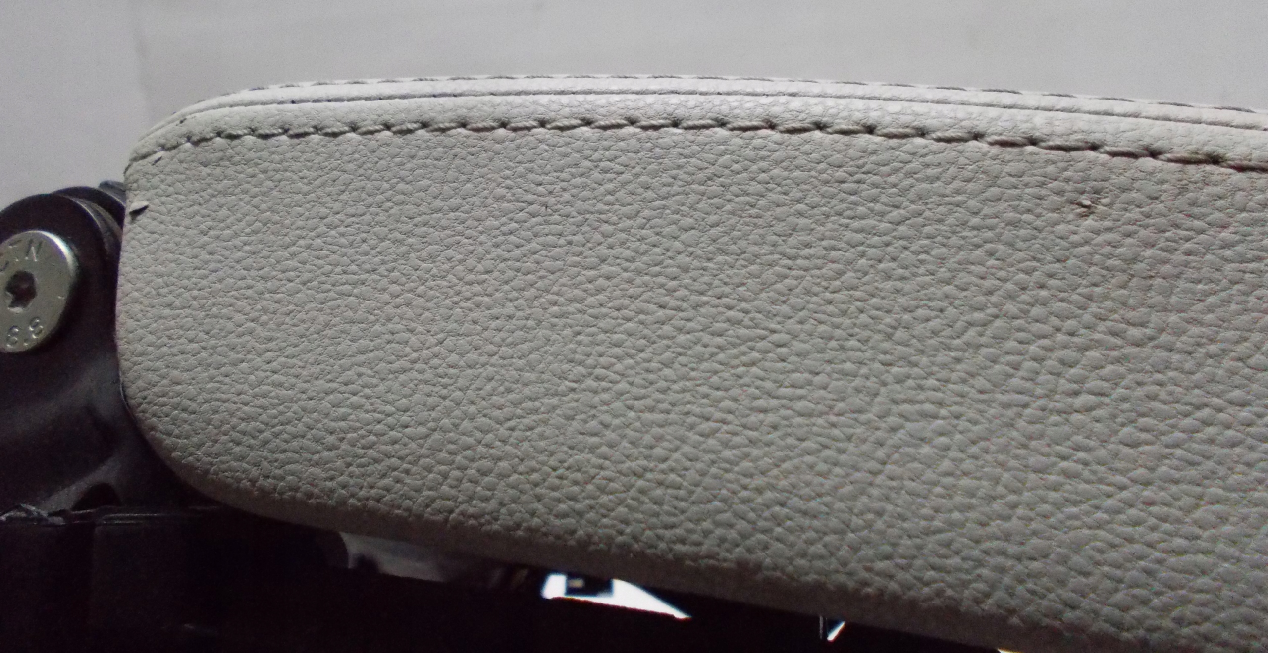 VW GOLF VI CABRIO 1.4 TSI 11R armrest leather