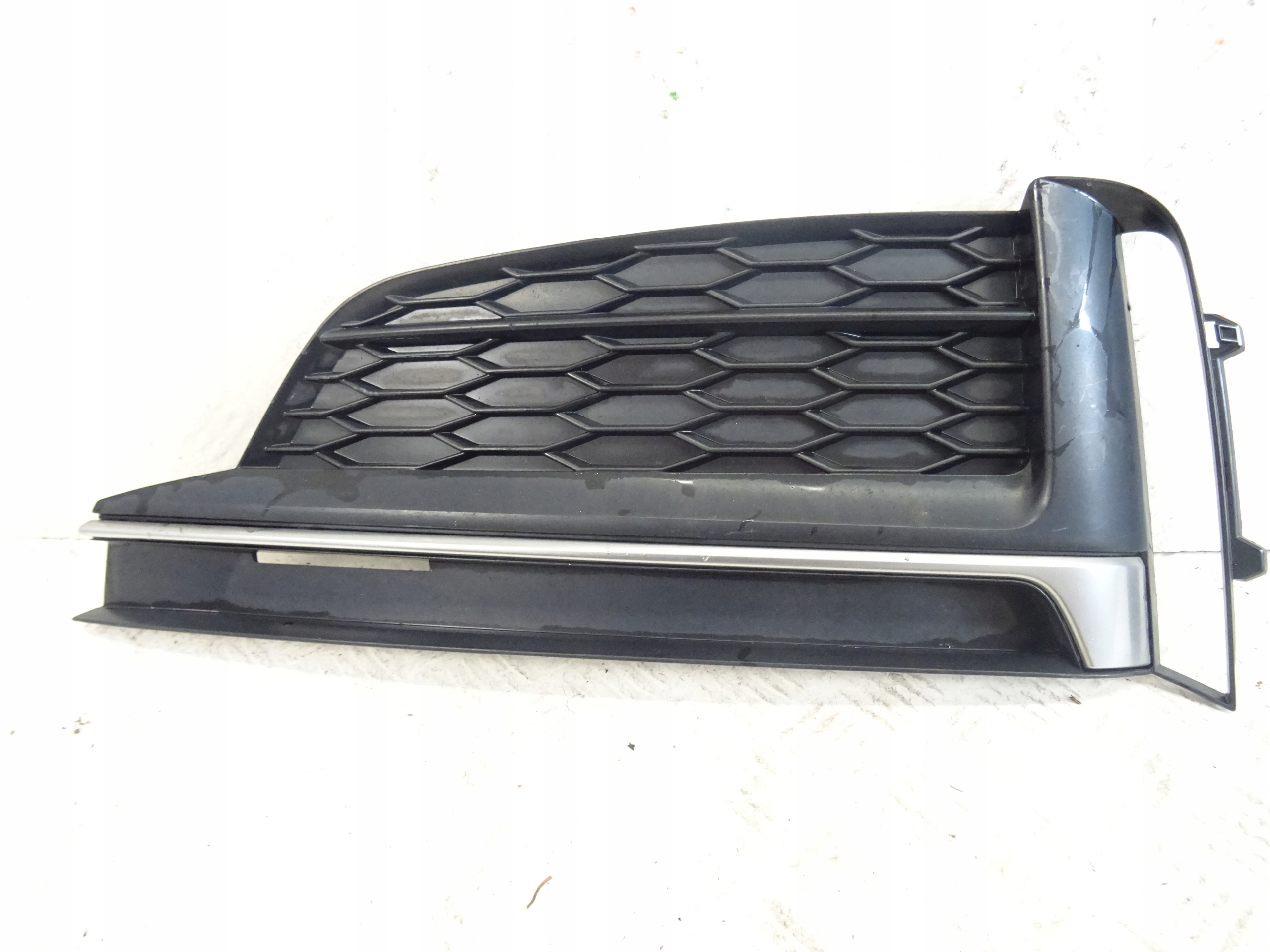 grid of a bumper front front left AUDI A5 8W S-LINE 8W6807681F