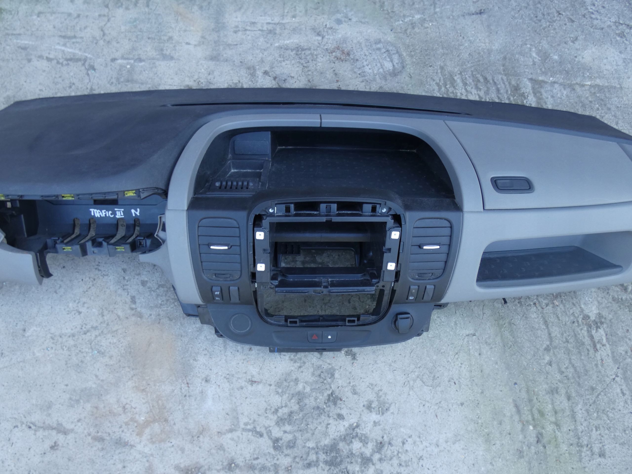 dashboard console EU RENAULT TRAFIC III 2018r
