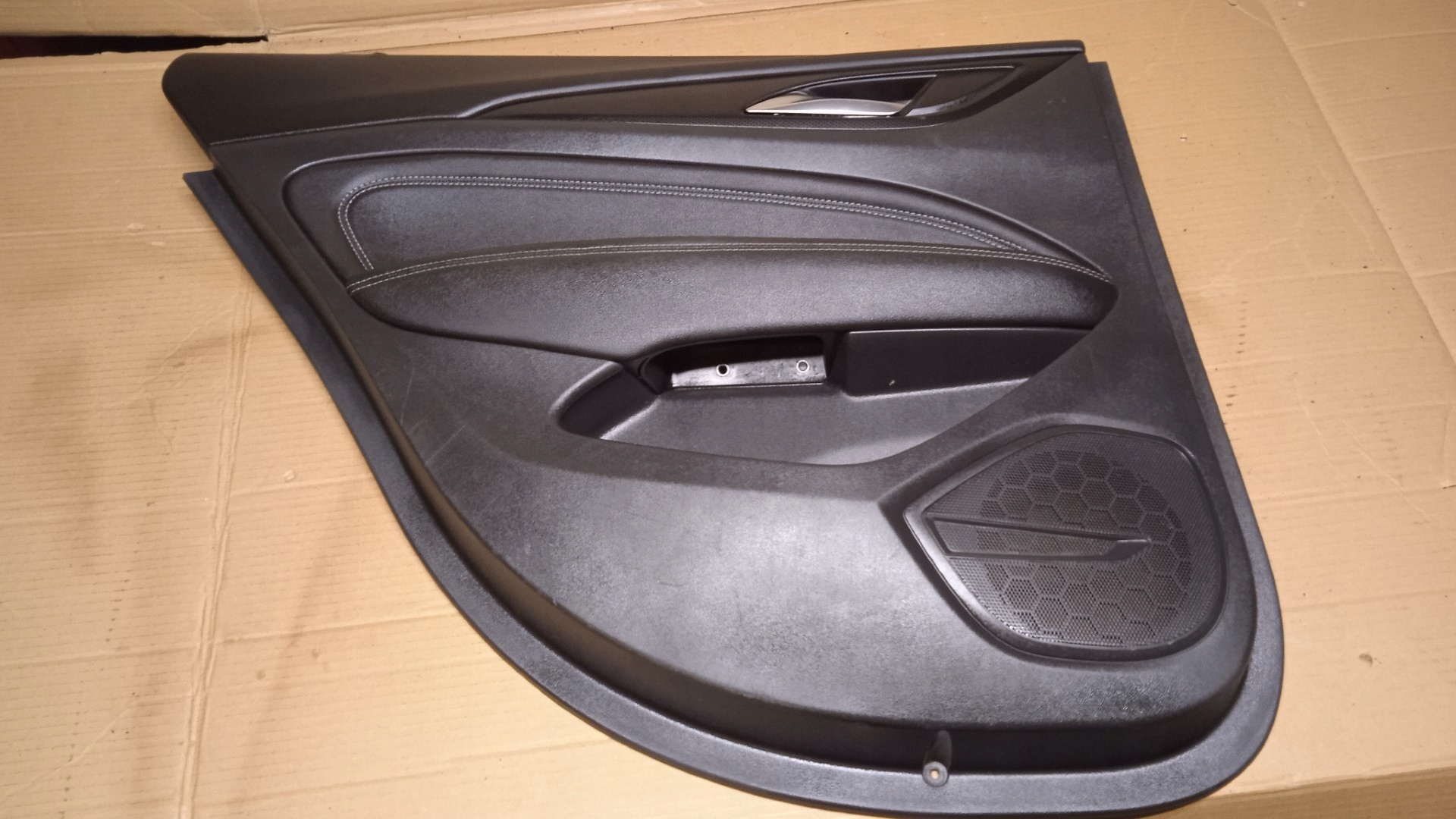 INSIGNIA B BOCZEK TAPICERKA DRZWI TYL LEWY SKORA