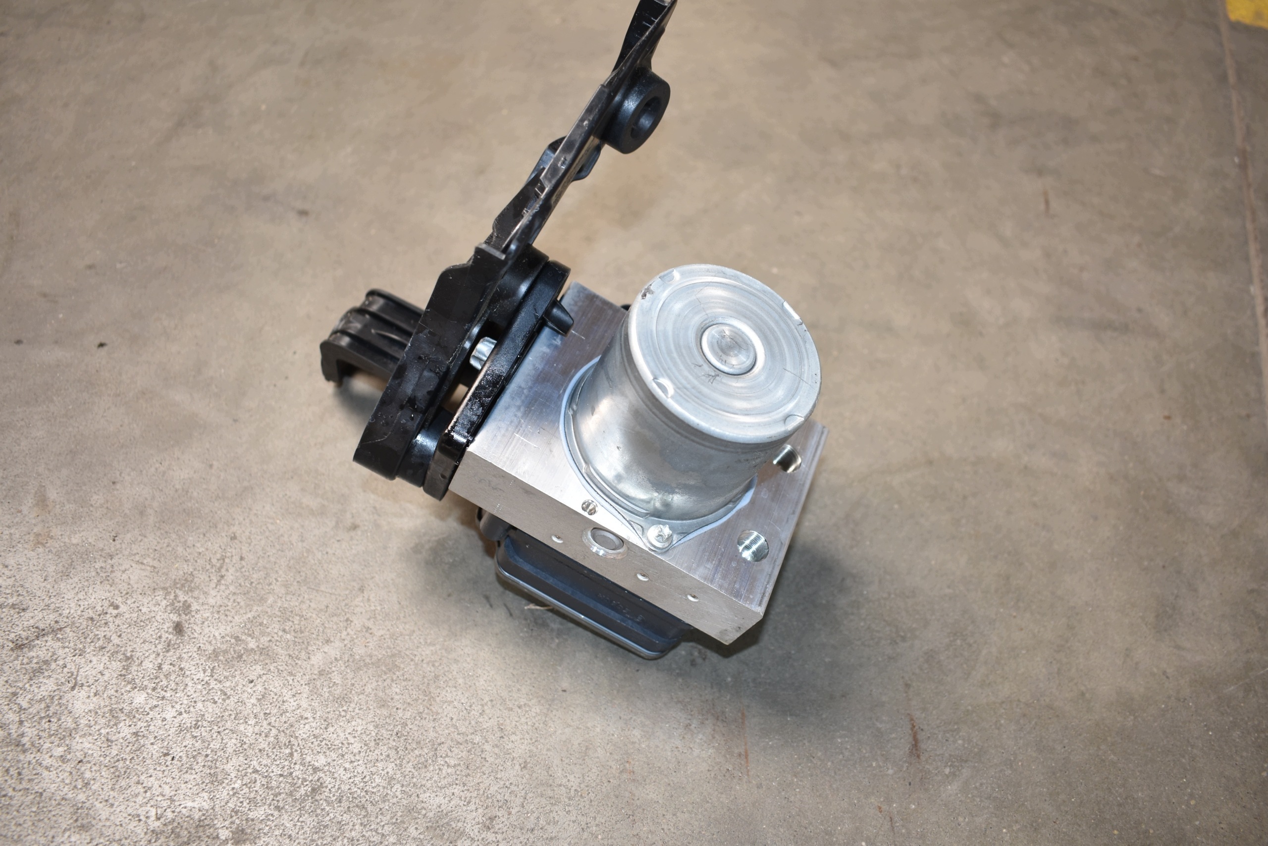 IDEALNA pump control unit ABS MERCEDES W206 C63 1