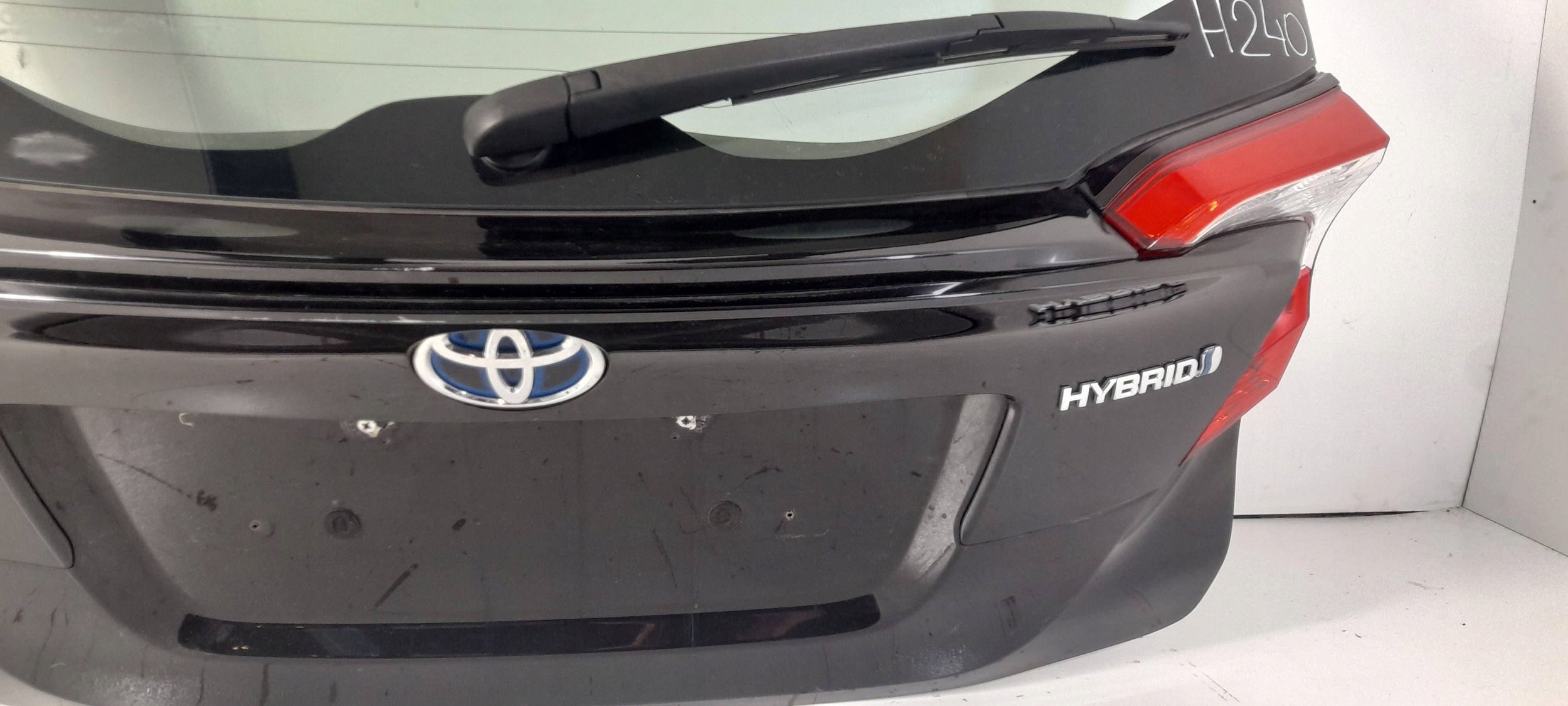 Toyota C-HR and trunk door boot (H240)