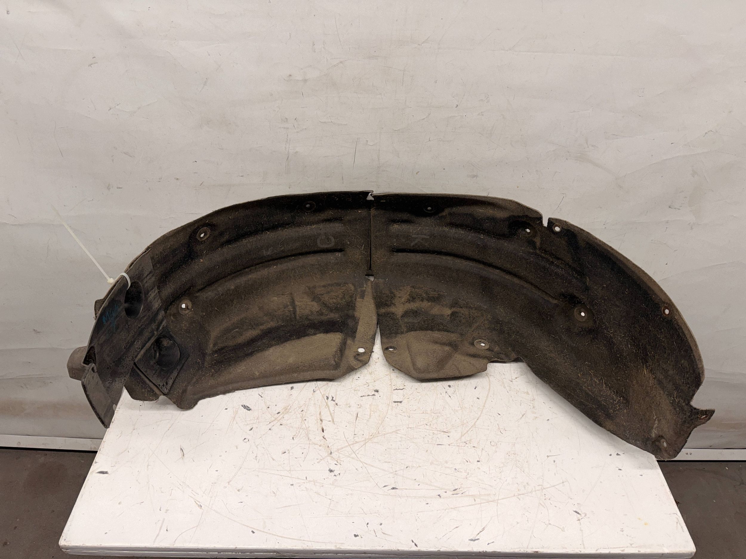 Renault Megane IV KOMBI mudguard left rear part left rear.