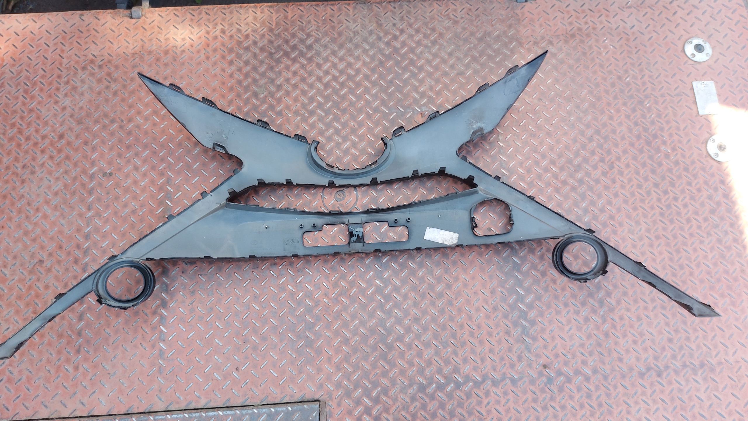 grid of a bumper central lower front front TOYOTA AYGO II 14