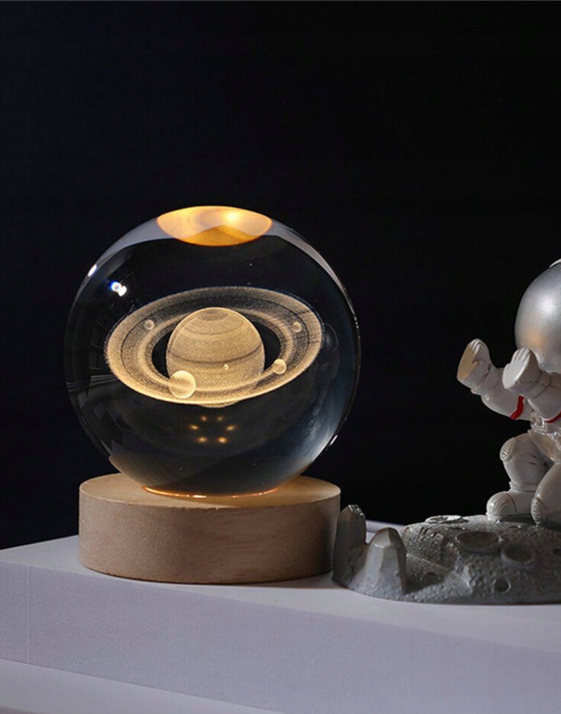 Lampka szklana kula 3D Saturn 9,5 cm, drewniana podstawka RegMag – W zestawie