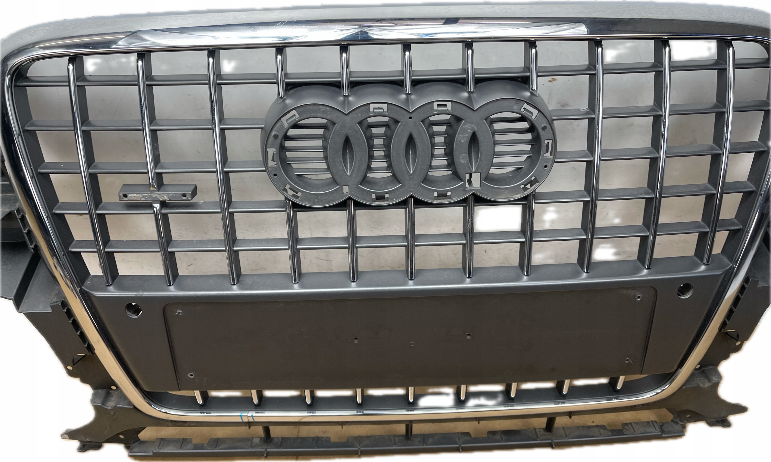 AUDI Q5 i 8R maska maska ispod PDC 8R0853651C