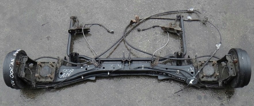 NISSAN NV200 10 R BELKA ZAWIESZENIA TYLNA OŚ ABS