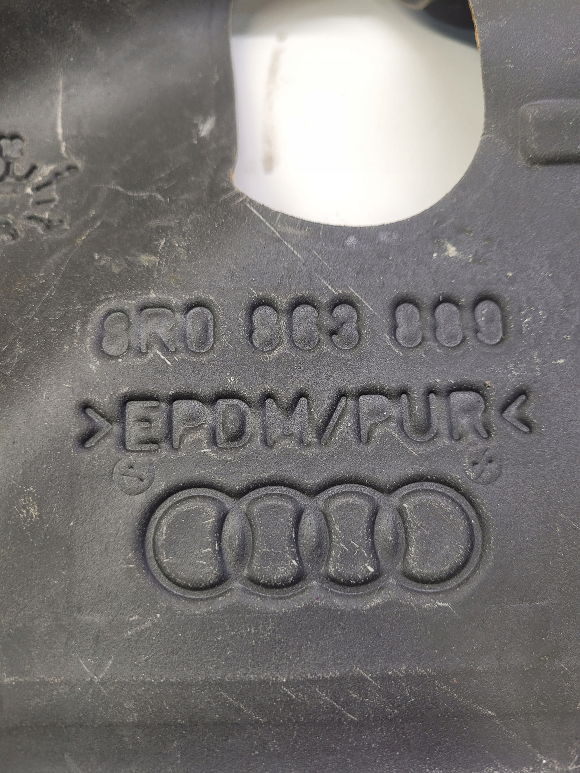 hangszigetelő sárvédöt bal AUDI Q5 8R 8R0863889