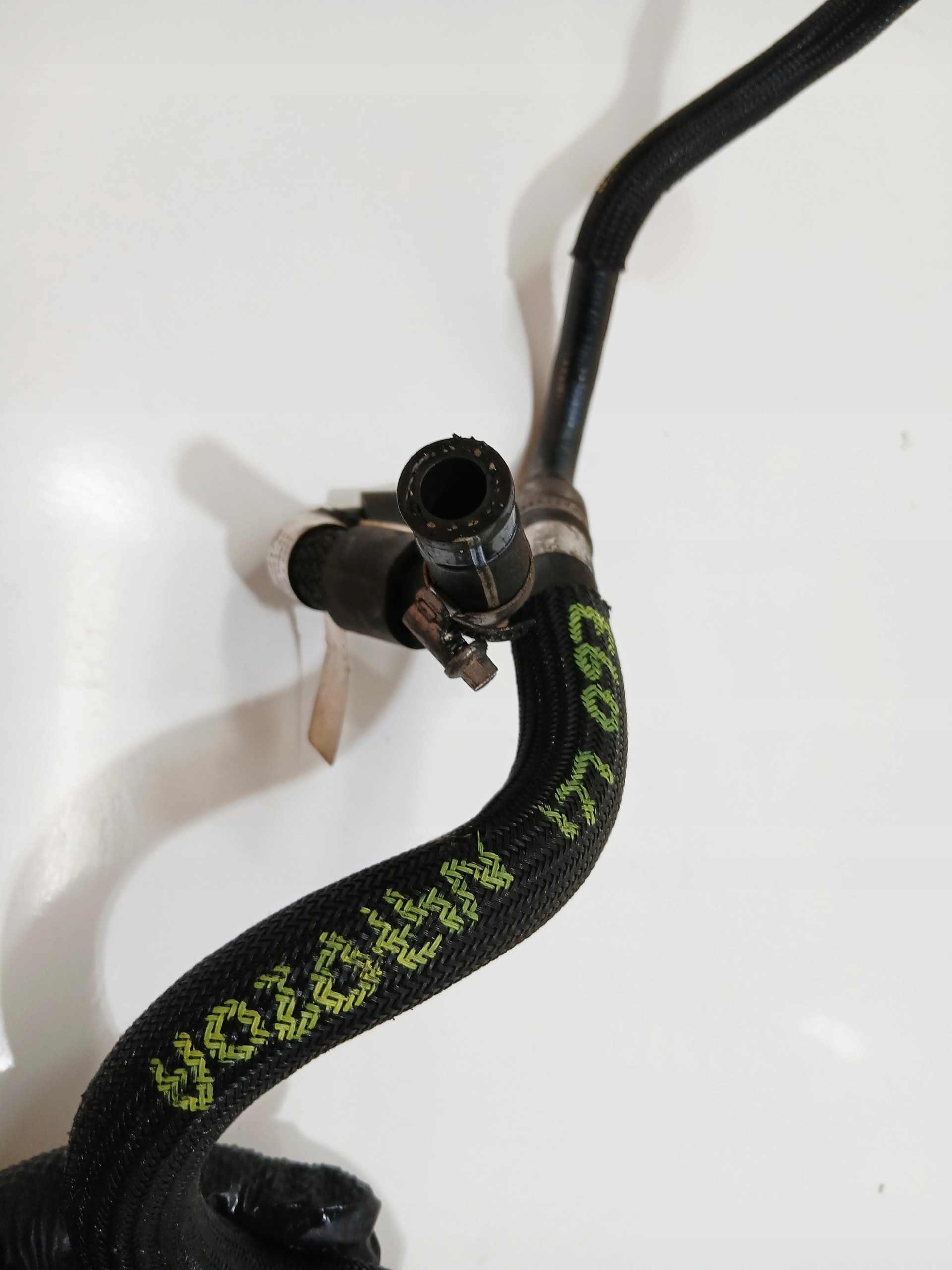 canalisation tuyau flexible carburant BMW E60 E61 N47D20A 2.0D 7807489 (0001032)