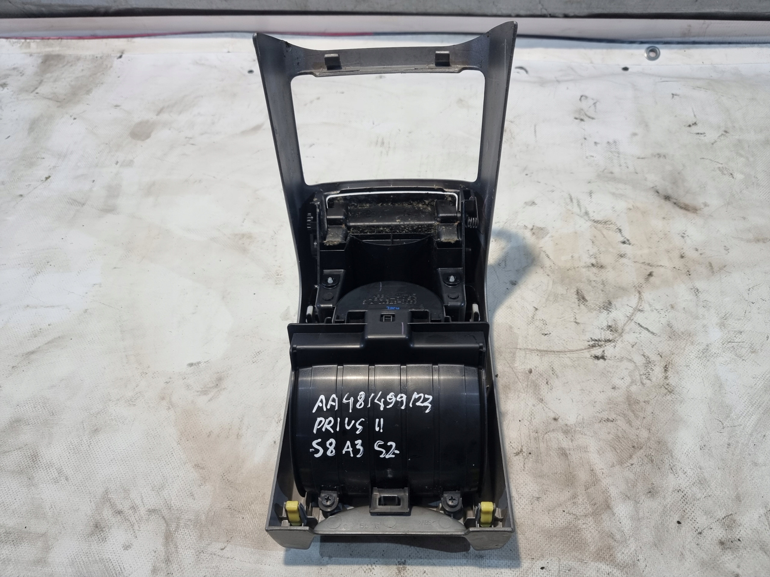 Держатель на капхолдер oe 1A823-006G 1A8C1-009G TOYOTA PRIUS II 08r