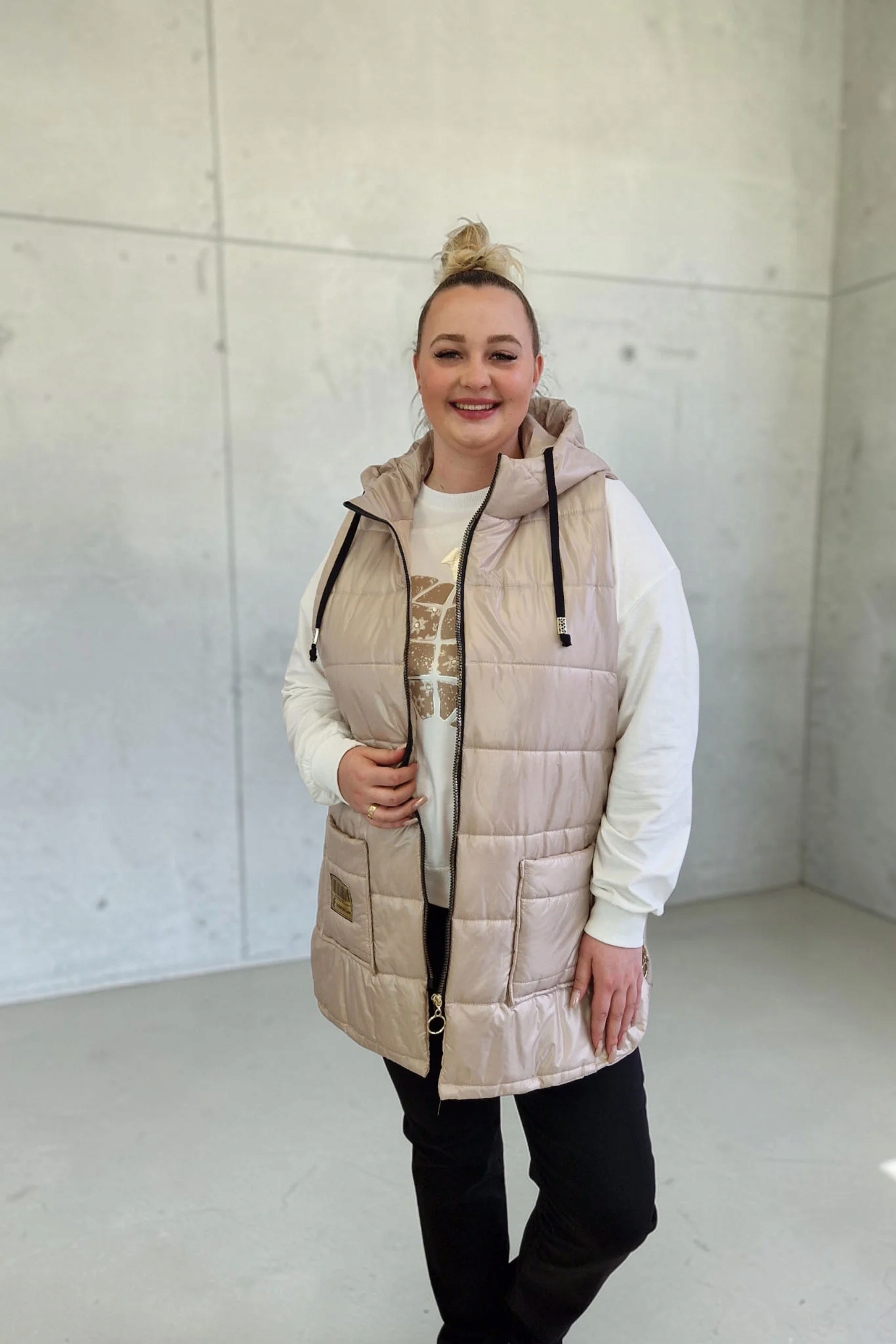 Béžová prošívaná dámská vesta s kapucí na zip 50