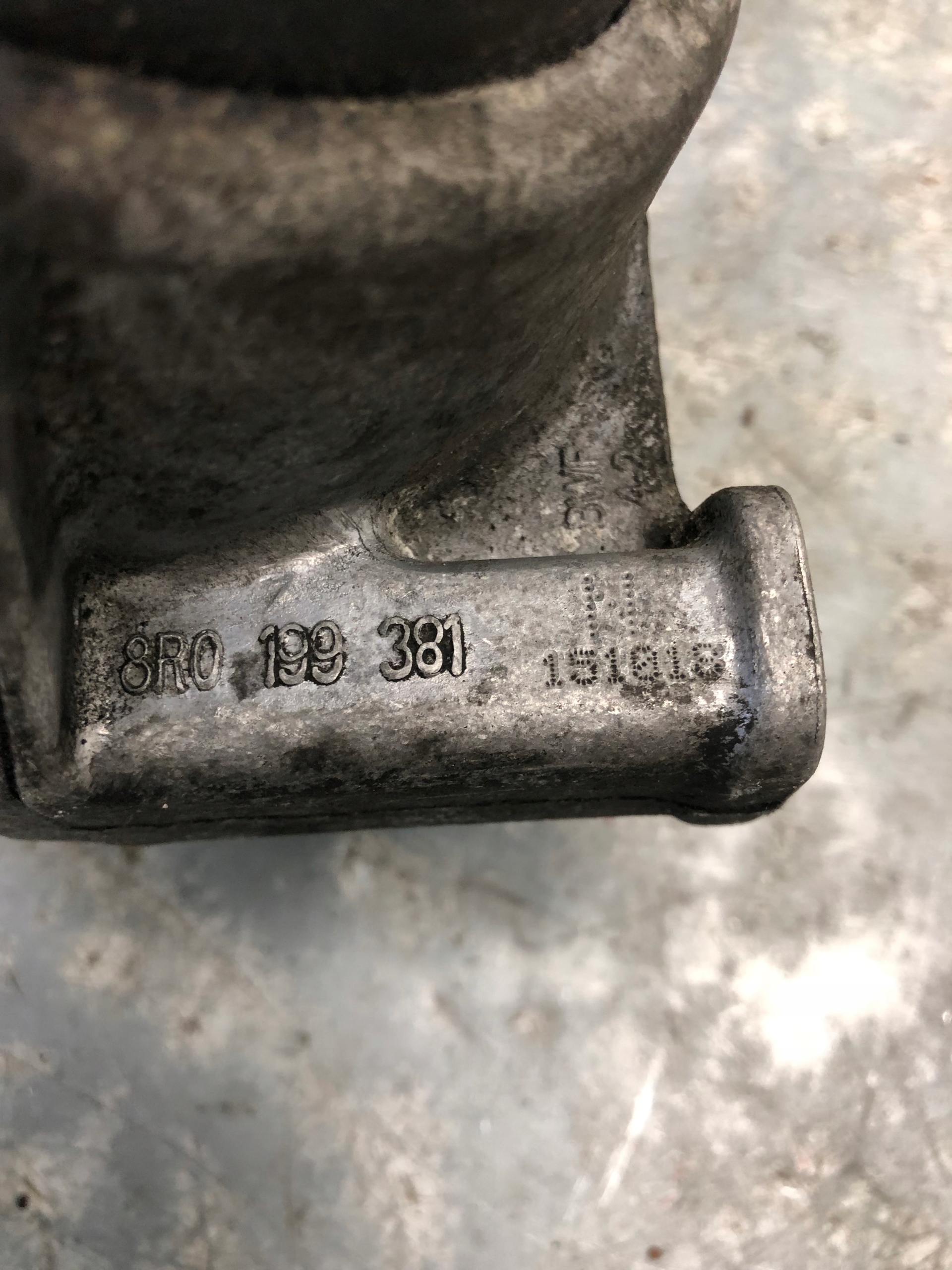 holder engine mount AUDI Q5 8R0199381N