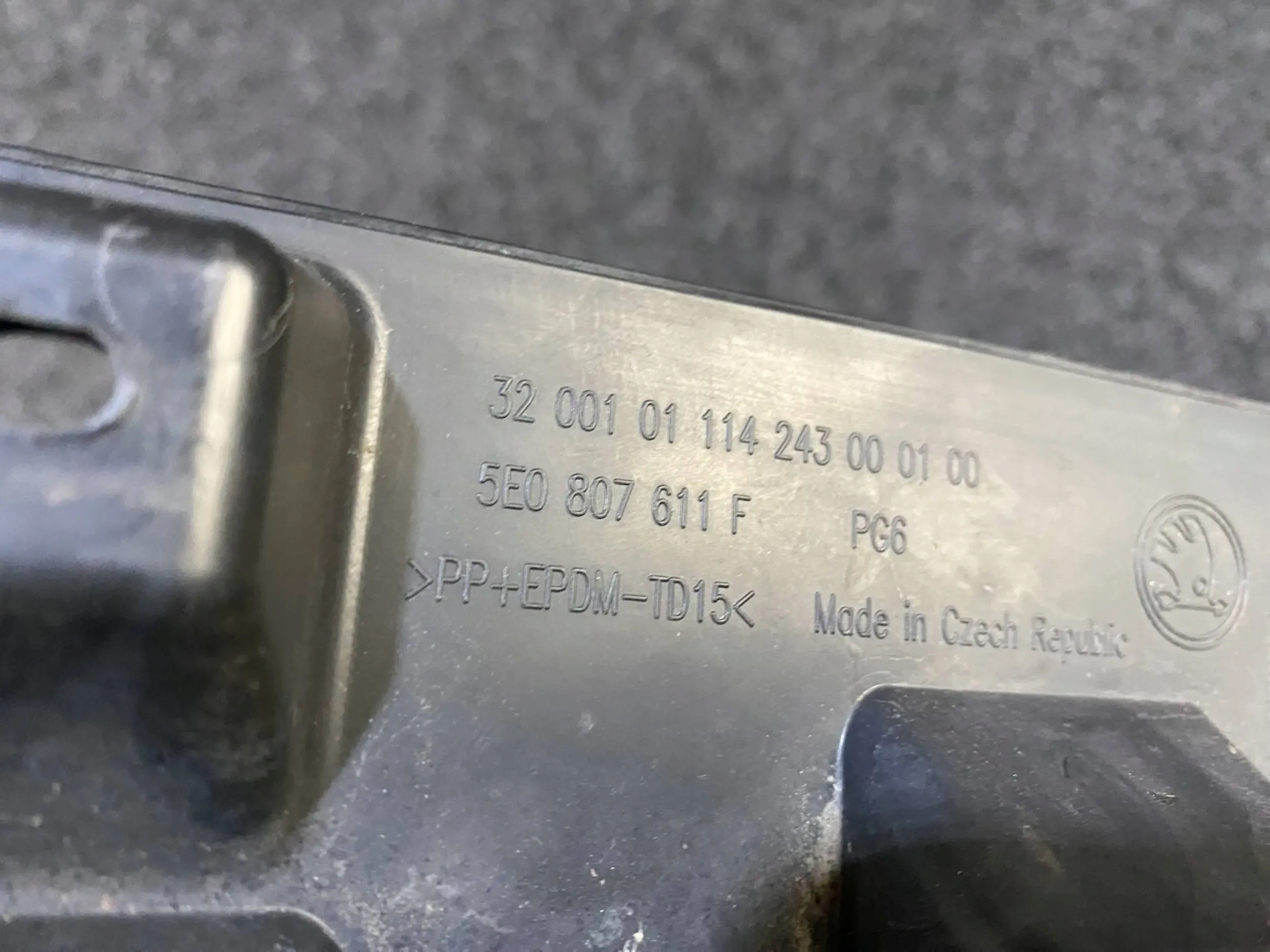 SKODA OCTAVIA III RS OSŁONA PŁYTA POD ZDERZAK 5E0807611F Typ samochodu Samochody osobowe