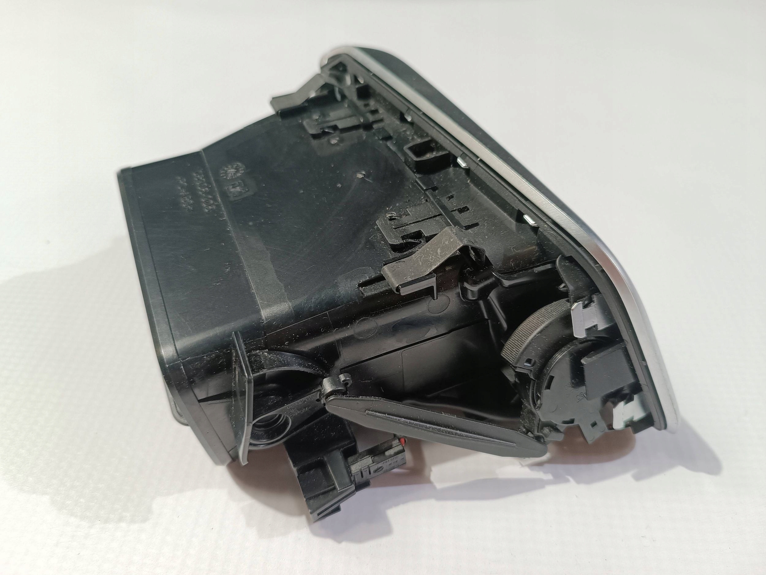 grid air conditioning devices side of the dashboard front side right Maserati Ghibli 2013
