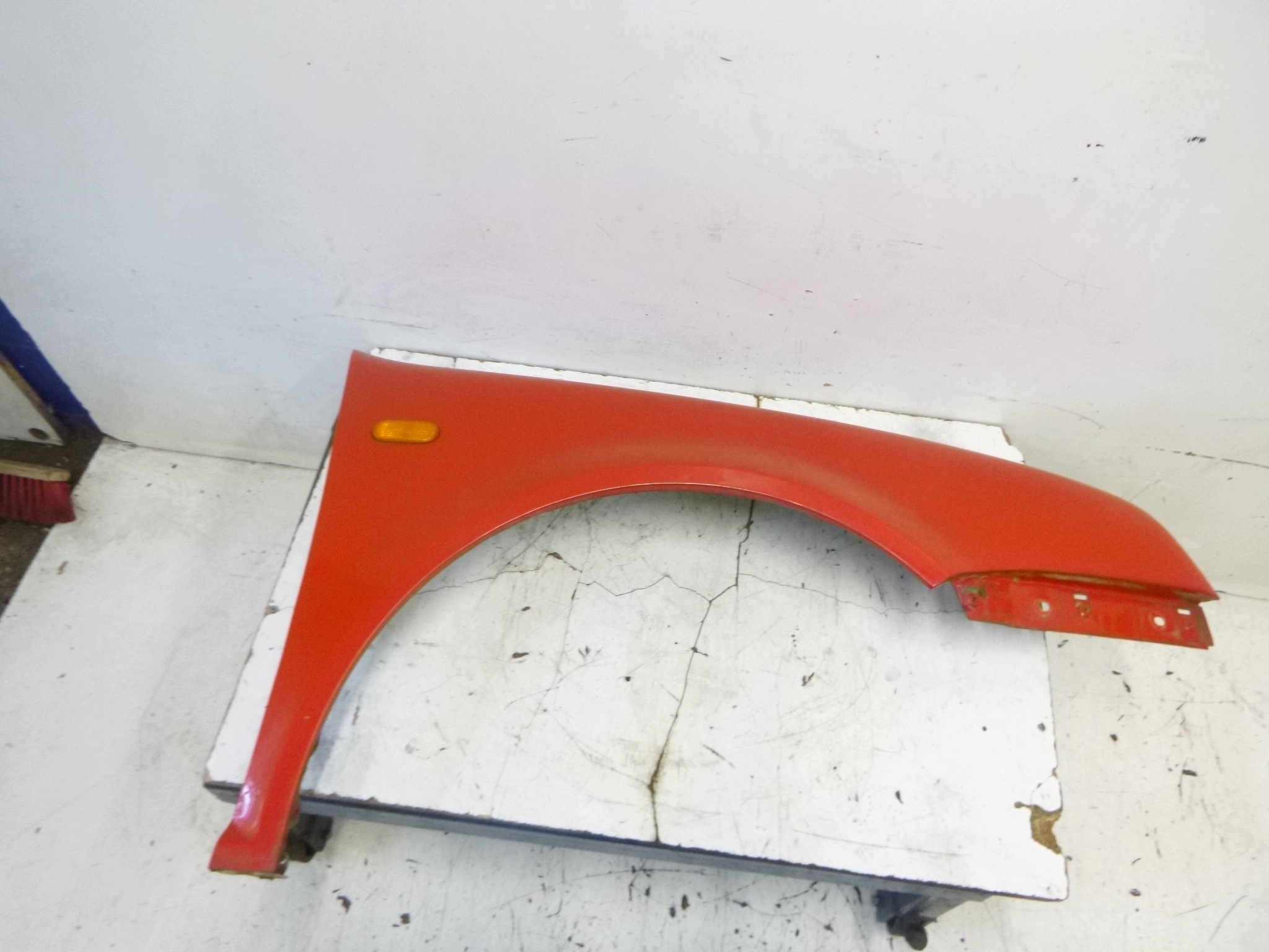 fender front right VW Golf IV 4 LP3G red 1997–2003